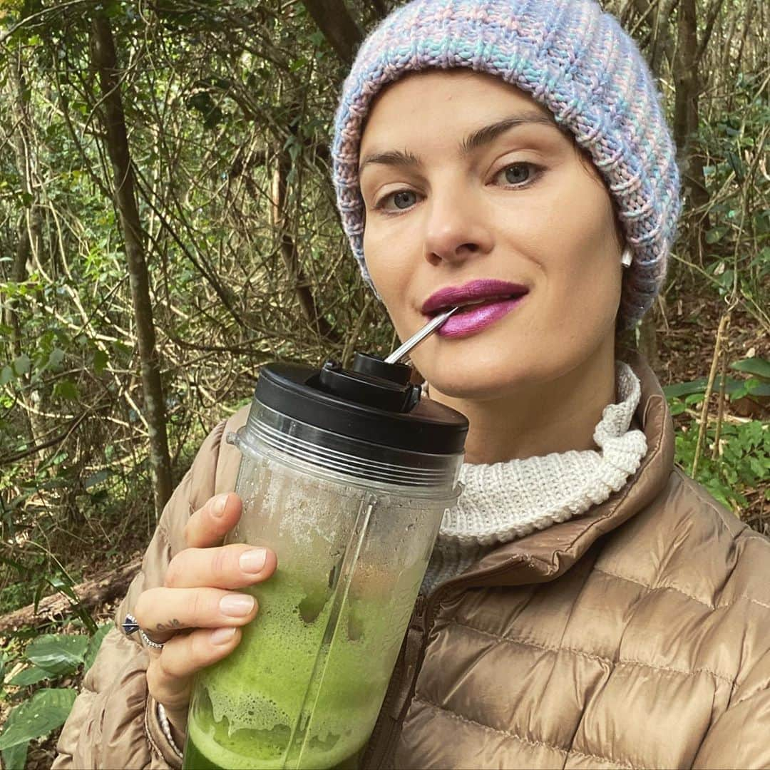 イザベリ・フォンタナさんのインスタグラム写真 - (イザベリ・フォンタナInstagram)「Morning ❗️On celery juice .  Sempre me perguntam o que eu faço pra manter minha saúde andando bem ?! Não tem segredo não ! Uma boa alimentação começando o dia com uma boa limpeza no fígado, para ajudá-lo a se manter saudável , não tem nada melhor que o Salsão ou conhecido como Aipo ! Isso mesmo o Salsão é PODEROSÍSSIMO !!! Quer tentar ajudar seu corpo funcionar bem ? Ter uma pele linda , fazer funcionar seu intestino ? Ahh ninguém gosta de falar disso mas nossa disposição e alegria depende de um bom funcionamento intestinal 😂 #Dicadaisa #saude #leveza #alegria   #AnthonyWilliam #sucodeaipo #sucodesalsão」8月21日 23時25分 - isabelifontana