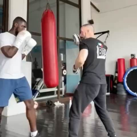 クリスティアン・サパタのインスタグラム：「Aprendiendo un poco de boxeo🥊 con mi panita @giantrainer 👊🏿💪🏿🔥」