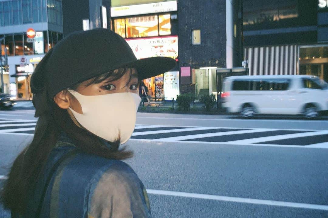 秋山ゆずきのインスタグラム：「新しい帽子が可愛い🎀 愛の不時着あと2話で 終わってしまう😭 絶対ロスになる。。。 小説の読み合わり間近や ゲームのクリア間近など この先気になるけど 終わってほしくないんだよなぁ でも気になるんだよなぁ  さて、後2話、はじめますか。  #愛の不時着」