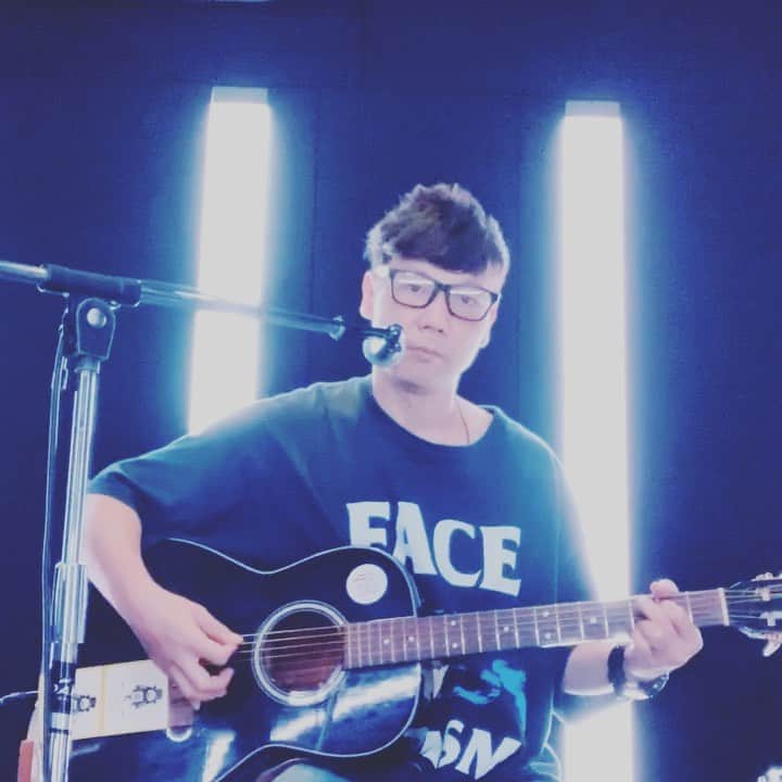 のインスタグラム：「昨夜のアコLIVEアーカイブはYouTubeに⏯ ガロウの新曲「ミステイク」弾き語りはユニティブに📱💻 それぞれ上げといたのでタイミング合えば気軽に観て聴いてー🎧  #NewSong #Acoustic #on #YouTube #Unitive #Lets #Stay #Listening #NewSound #Forever #and #StayPunkForever #with #Gallow #TheStarbems」