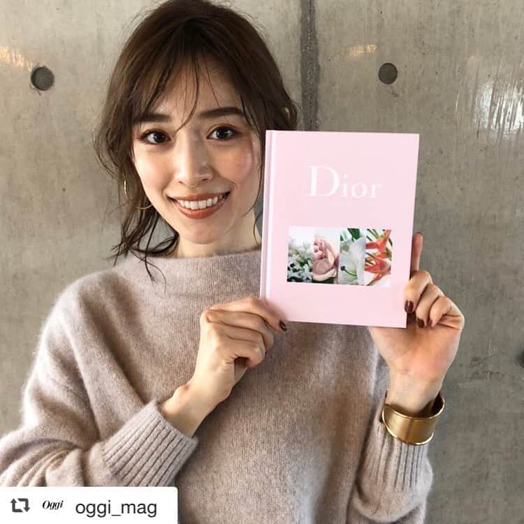 Arpege storyさんのインスタグラム写真 - (Arpege storyInstagram)「💗💗💗  #repost @oggi_mag 「かわいい！！」と泉里香さんお墨付きのDiorノート✨ なんと発売中のOggi9月号の付録なんです🥰 . 女性らしい上品なピンク色のカバーに、表紙にはロゴと、色鮮やかなお花がデザインされています❣️ . 中味は、ディオール スキンケア読本12ページと、自由に書き込めるノートがたっぷり100ページ👏👏 . 罫線と方眼の2種類のノート地なので、ふっと思いついたアイデアを書き留めてみたり、雑誌を切り抜いてコラージュをつくってみたりと自分だけの"マイ・ノート"使いにぴったりの一冊です👍 Oggi9月号限定の付録なので、ぜひ手に入れてくださいね😊 . . #dior #diorbeauty #diorskincare #diorcapturetotale #smoothskin #energy #radiant #ディオール #ディオールビューティー #ディオールスキンケア #カプチュールトータル #カプチュールトータルセルengy #泉里香 #oggi #雑誌oggi #オッジ #付録 #雑誌付録 #ノート #notebook #スペシャルコラボ #スキンケアブック #スキンケア #美容液 #セラム」8月21日 23時32分 - arpege_story