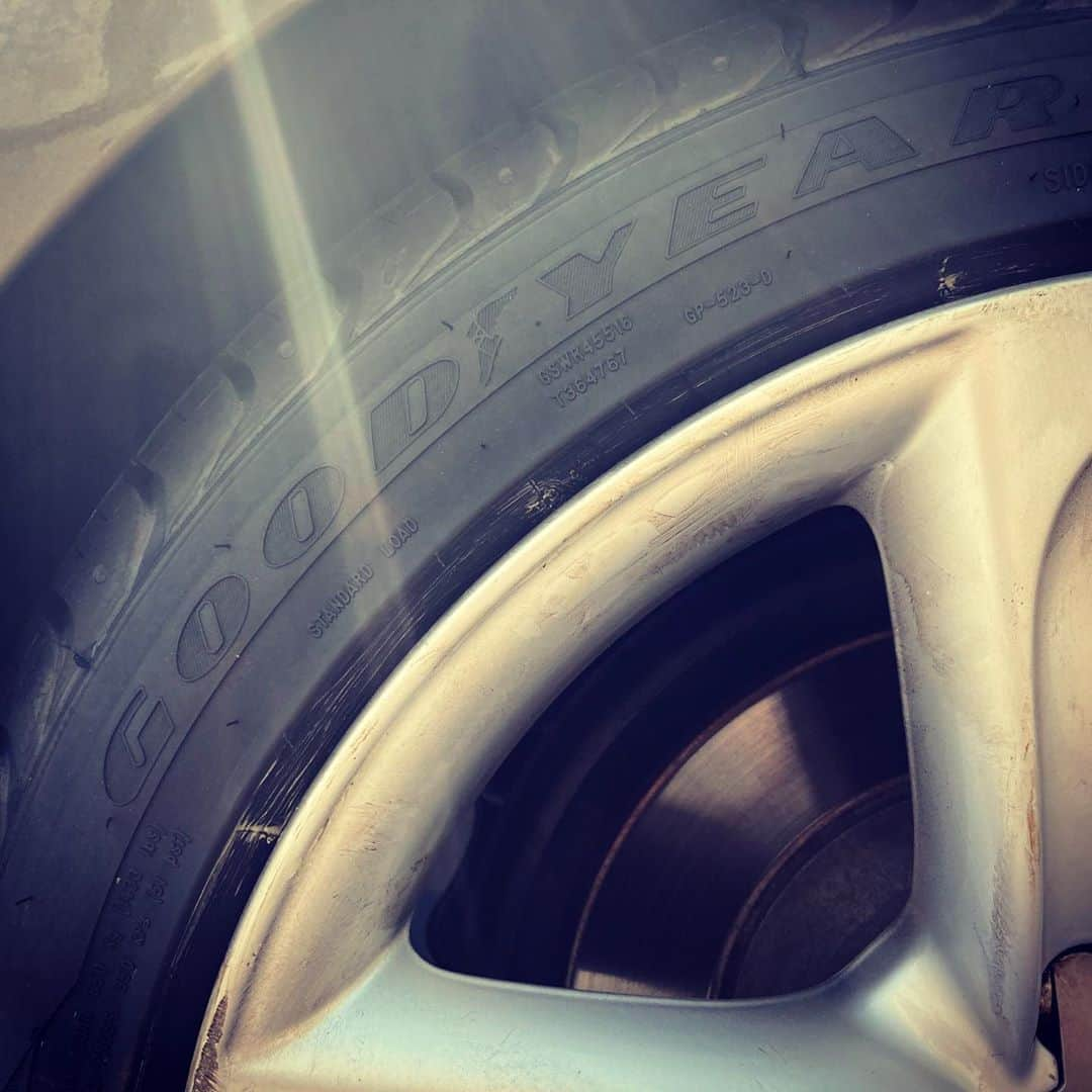 シーマス・デヴァーさんのインスタグラム写真 - (シーマス・デヴァーInstagram)「Bought 4 new tires yesterday. Thought I’d give my business to that 122 year old company out of Akron, Ohio.」8月21日 23時35分 - seamuspatrickdever