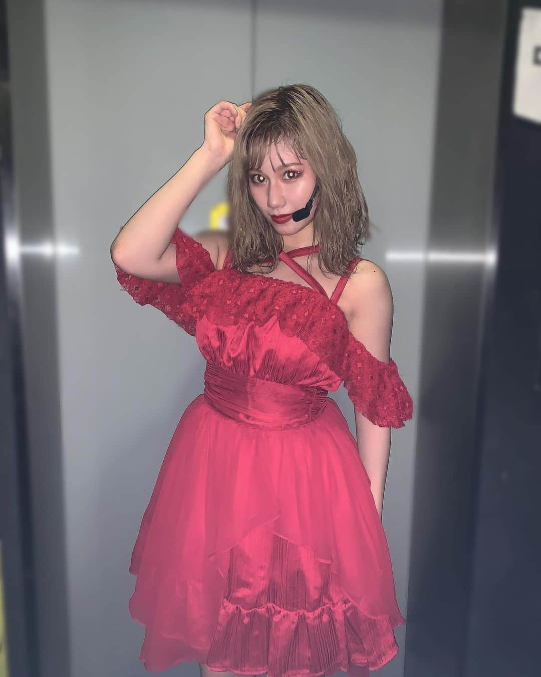 石田優美さんのインスタグラム写真 - (石田優美Instagram)「﻿ ﻿ ﻿ ﻿ 👠💋❤️﻿ ﻿ ﻿ ソロ曲﻿ #赤いピンヒールとプロフェッサー を﻿ 歌わせて頂きました！﻿ ﻿ ﻿ 椅子と階段を使ってのパフォーマンスだったり﻿この時間はカメラを独り占め出来たので凄くやっていて楽しかった☺︎﻿ ﻿ ﻿ #だんさぶる ～Jack-in-the-Box～﻿ #FIRSTONLINELIVE2020﻿ #赤いドレス #ピンヒール #ヒール﻿ #セクシー #担当」8月21日 23時44分 - yu_mi_1012