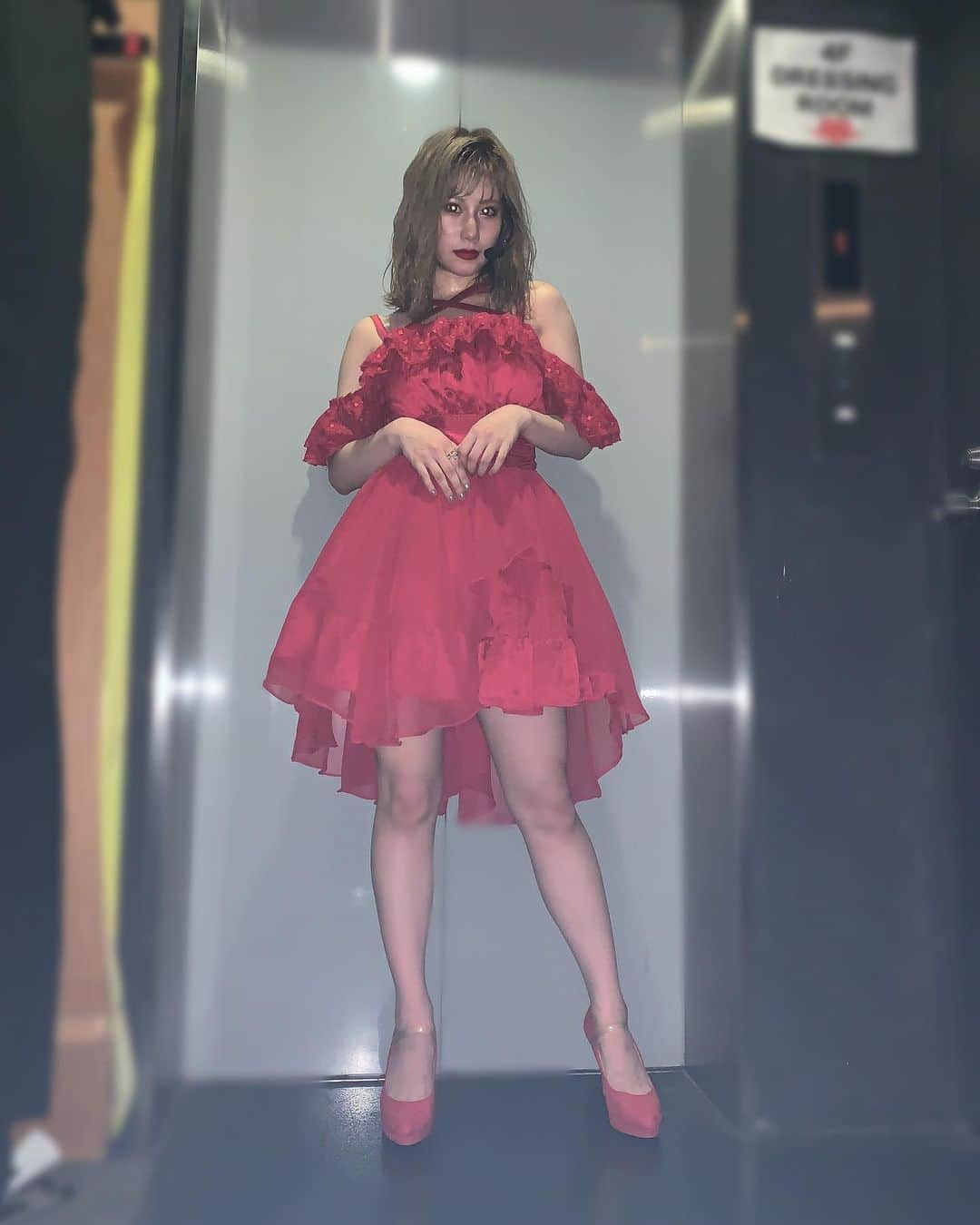 石田優美さんのインスタグラム写真 - (石田優美Instagram)「﻿ ﻿ ﻿ ﻿ 👠💋❤️﻿ ﻿ ﻿ ソロ曲﻿ #赤いピンヒールとプロフェッサー を﻿ 歌わせて頂きました！﻿ ﻿ ﻿ 椅子と階段を使ってのパフォーマンスだったり﻿この時間はカメラを独り占め出来たので凄くやっていて楽しかった☺︎﻿ ﻿ ﻿ #だんさぶる ～Jack-in-the-Box～﻿ #FIRSTONLINELIVE2020﻿ #赤いドレス #ピンヒール #ヒール﻿ #セクシー #担当」8月21日 23時44分 - yu_mi_1012