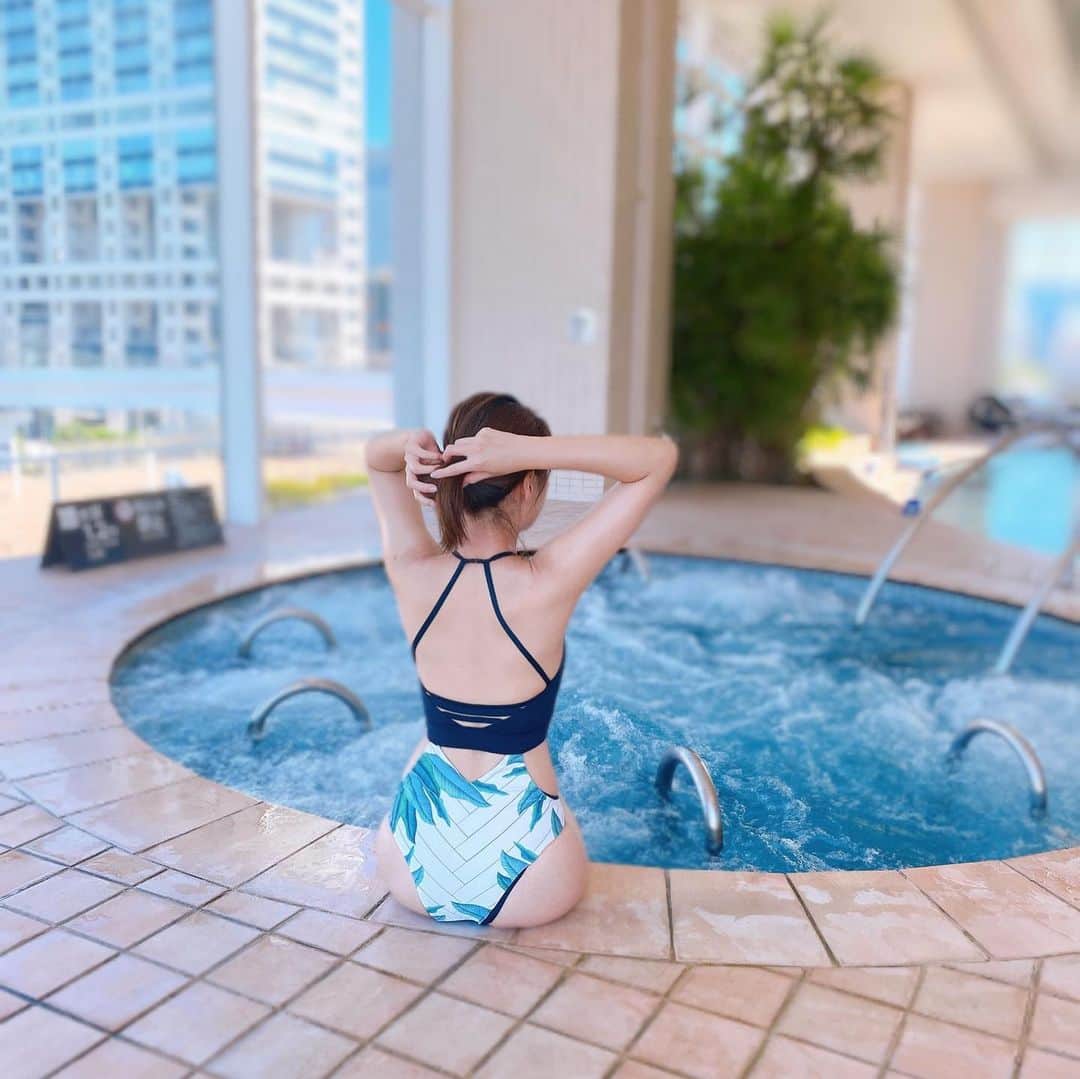 小澤名代さんのインスタグラム写真 - (小澤名代Instagram)「大好きなお友達とプールに♡ @hilton_tokyo_odaiba  プール後のスパは至福すぎる時間。 美容も仕事も頑張ろうって気持ちになれるのと、心も体もリラックスできるから、わたしのちょっとした贅沢な時間✨  #spa #pool #poolside  #beautytips  #alexiastam  #hiltontokyo  #beautyday #プール #スパ #プールサイド  #ホテルスパ #リラックス #夏休みの思い出」8月21日 23時44分 - ozawanayo