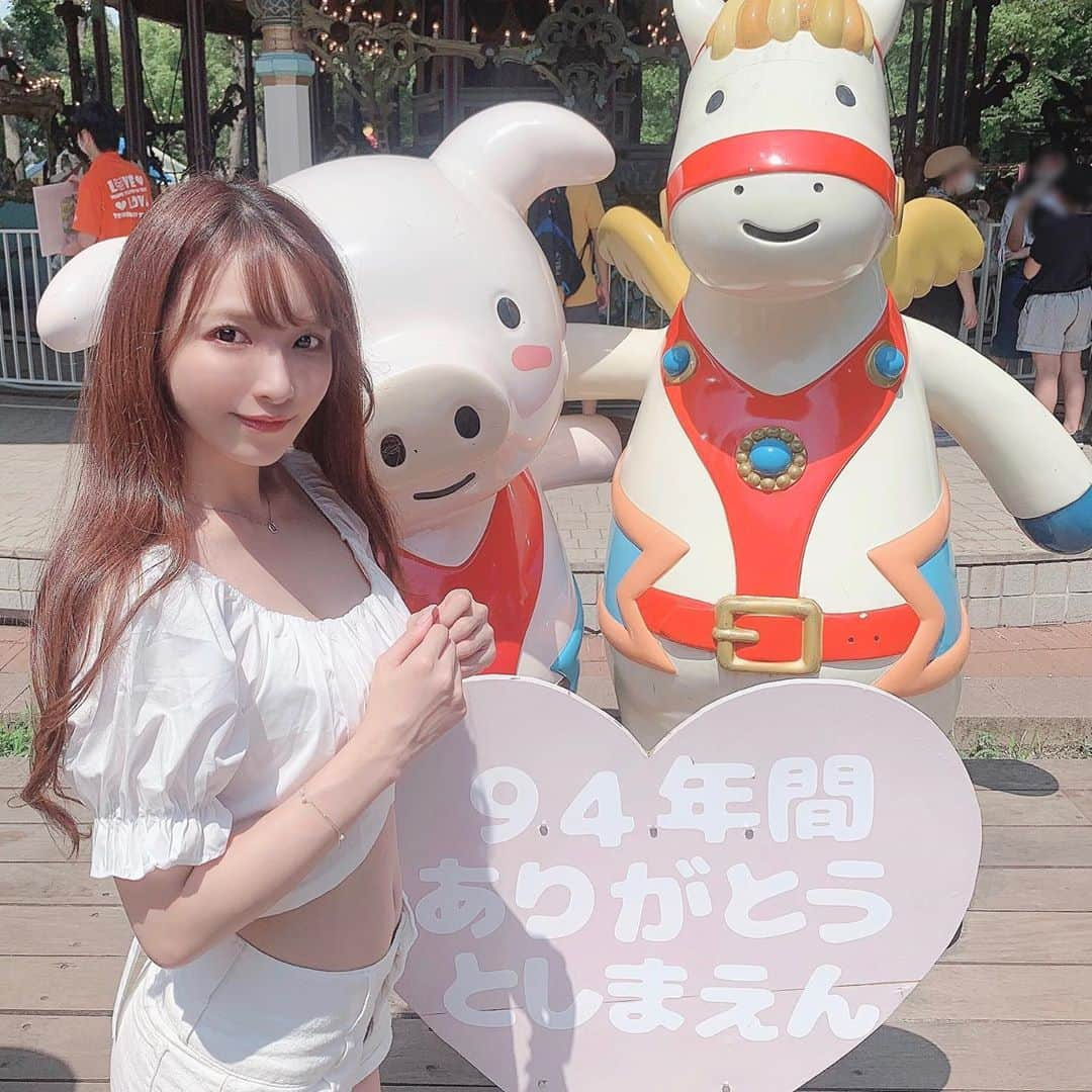 長嶋優里のインスタグラム：「♡ ． としまえんに行ってきたよ🎠🎢 94年間ってすごい❕❕❕ ． ． ． 白の短めトップスは Silly by PRESS( @silly.by.press )のだよ🤍 後ろがリボンになってて可愛いよ୨୧⑅*. ． ． ． #としまえん #豊島園 #94年間ありがとう #94年間ありがとうとしまえん  #エルちゃん #カルちゃん #メリーゴーランド #韓国ファッション #リボン #短めトップス ． ♡」