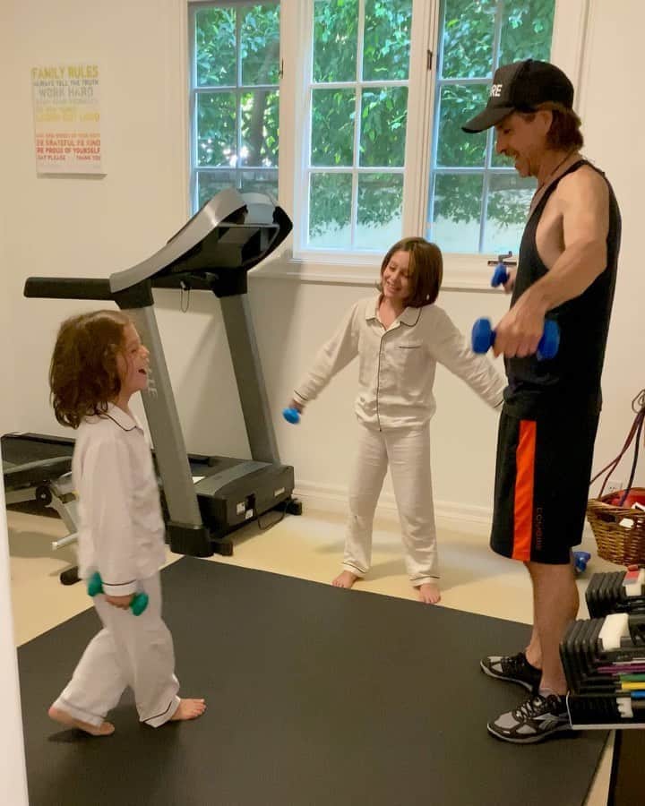 のインスタグラム：「Morning #workout with Daddy and sleep deprived delirious children with lots of #giggles 😂🏋🏻‍♂️❤️ #fitnessfriday with @rbermanus xoRZ」