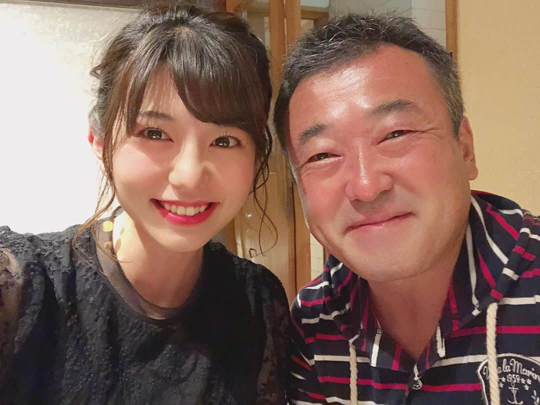 矢端名結さんのインスタグラム写真 - (矢端名結Instagram)「1年ぶりに父に会いました！  父と会うのは、社会人になってから年に1回のペースとあまり多くありません。  会う時間まで、部屋で私が出演するORANGE見たんだって。初めて娘の仕事をみたその感想は、『みゆちゃん、美味しいものいっぱい食べられていいね😍』笑  群馬競輪55期生の父。 静岡にも何度か競争で来ていたらしく、懐かしいと言っていました。 また、静岡競輪のOBの友人もいて、いい思い出がいっぱいあるそう！  2時間だけの時間でしたが、 子供の頃の話、親戚の話、お互いの仕事の話、競輪選手だった時の話、なんだかよく分からない日本史の話（日本史マニアなんです）などお話が止まらない父でした。  チョコナナに1回サプライズで出演してもらったことあるんですけど、ちょっと天然でぶっ飛んでる感じです😂 ただ、私からみても良い人で、人のことを悪く言わないし、周りの後輩や先輩、運に恵まれてる人です。  お互いまた会える日まで頑張ろうね！  #訳あり家族 #父　#dad  #競輪 #太もも太い同盟 #職場の人に私が娘だと信じてもらえないらしい #前橋競輪  #静岡競輪 #アナウンサー #娘は頑張っているよ #また会いましょう #再会　#親子 #すぐ来てすぐ帰る #運転気をつけて下さいね」8月21日 23時54分 - miyu_yabata