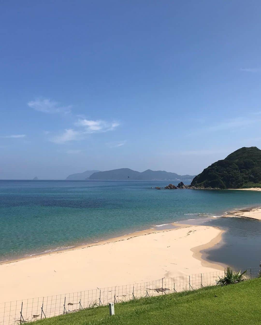 川原由維さんのインスタグラム写真 - (川原由維Instagram)「景色最高な場所での、全く映えなかった私の冴えないスイング😅  ラウンドレポーターからの、ラウンドLesson。 身体フラフラショットでした😂  #ゴルフ #ゴルフスイング #女子プロゴルファー #ゴルフ女子 #映えポイント #映えない #スイング #景色最高 #糸島 #海 #もっぱら #見るのみです」8月21日 23時54分 - yui5520