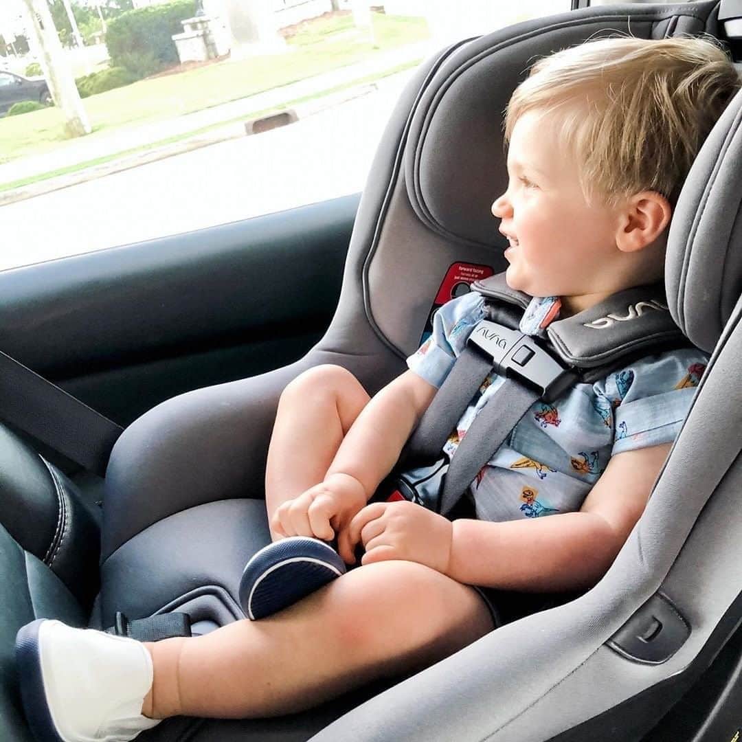nunaさんのインスタグラム写真 - (nunaInstagram)「Cruising into the weekend like @beingbabybritton in his RAVA™  RAVA grows with you and is filled with little extras like laid back legroom, fuss-free adjustments and Simply™ secure installation that makes set up a snap. Safety and comfort uncompromised, so you and your little one can both be happy.  📸: @loganbachus via @beingbabybritton  . . . . #Nuna #Nuna_US #RAVA #carseat #safety #travelwithkids #happy #familytime #lifestyle #HitTheRoadReady」8月22日 0時00分 - nuna_usa