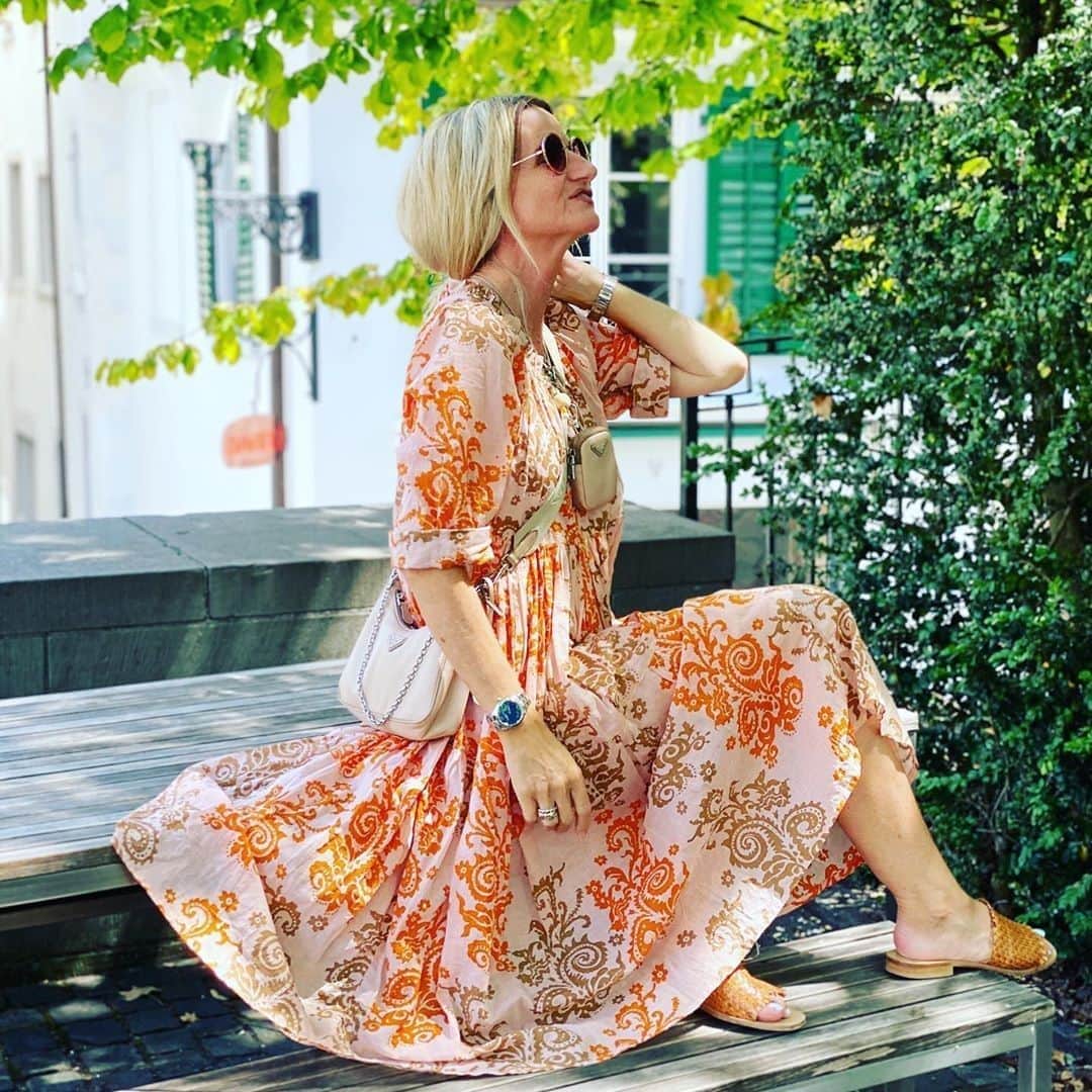 のインスタグラム：「@funkyforty found the perfect way to accessorize this beautiful summer dress with her brand new Vitality Smartwatch!  #FrederiqueConstant #VitalitySmartwatch #AccessibleLuxury Check our bio  to find out more about this watch. ⌚ Smartwatch Ladies Vitality FC-286N3B6B」