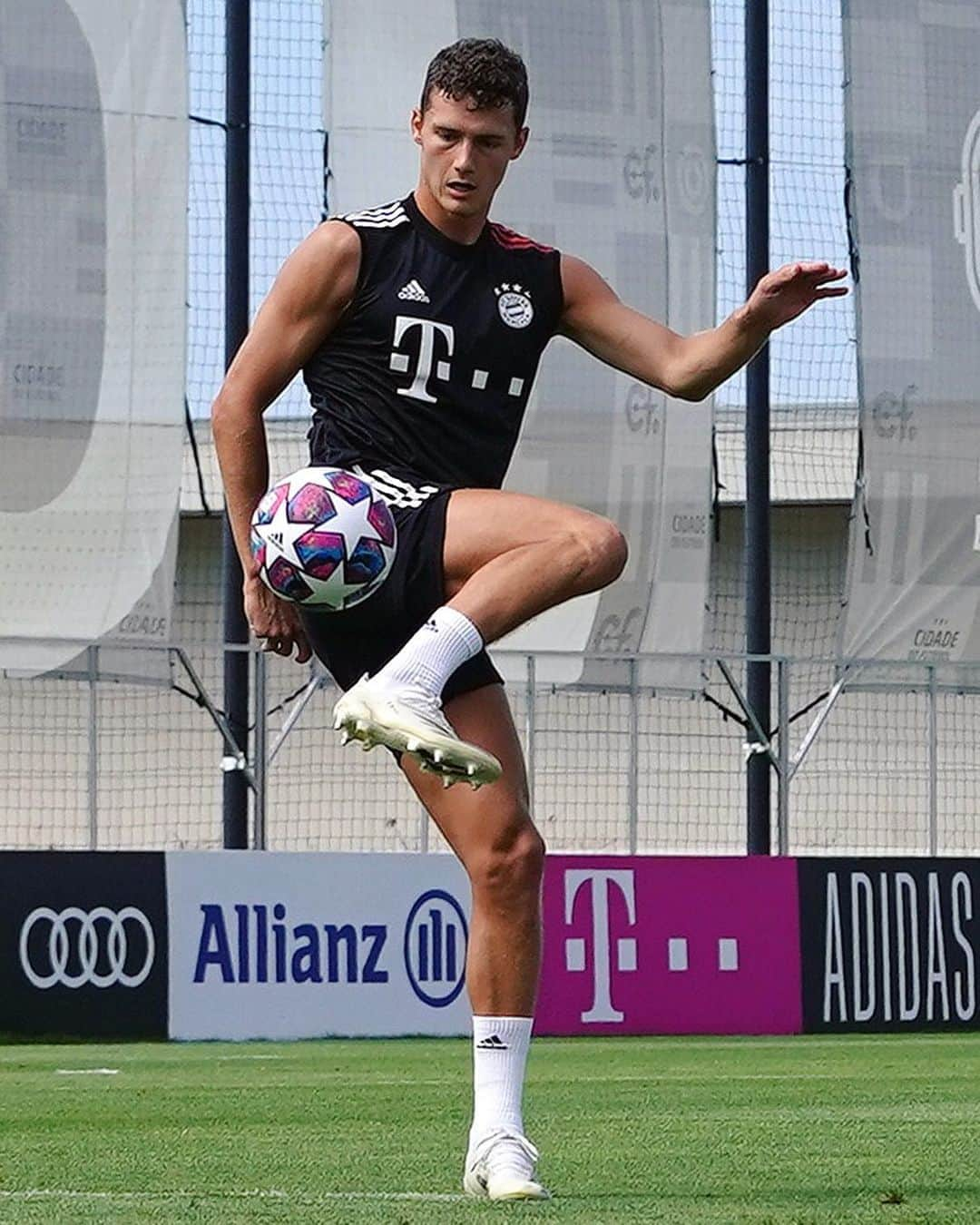 バイエルン・ミュンヘンさんのインスタグラム写真 - (バイエルン・ミュンヘンInstagram)「All together towards our main goal! 💪🌟  #MissionLis6on #packmas #UCLFinal #FCBayern #MiaSanMia #ChampionsLeague #PSGFCB #UCL」8月22日 0時05分 - fcbayern