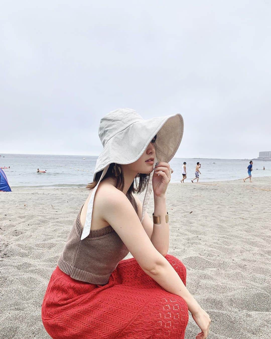 大野愛友佳のインスタグラム：「夏が終わっていく...🙃🌻 . 今年も自然に触れて パワー吸収していい時間すごせた◡̈ . . まだ暑いけど、ブラウン取り入れて すこしずつ秋カラーに..🍂 . 真っ赤なスカートは同系色やグラデーションで トーン合わせすると着やすくなるかな😶 実はGUセールで399円だったのよね♡ あんまり着ないカラーアイテムこそ プチプラだと安心☺️ . . クレジットはタグ付けへ。 . . #一色海岸#葉山海岸#夏コーデ#夏秋コーデ#赤コーデ#カラーアイテム#プチプラ高見えコーデ#高見えアイテム #高見えファッション#夏の終わり#guコーデ部#ハットコーデ#ニットスカート#ビーチファッション #夏の終わり#zarawomen#louren#ootdfashion#gu#zara」