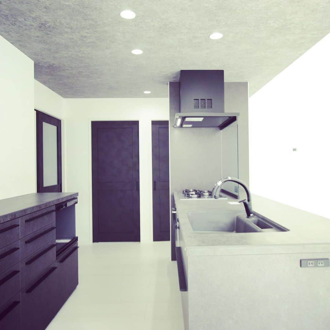 井上建設株式会社（下関）のインスタグラム：「#inouek #kitchin #richelle #richellsi #お気に入り #調理楽しい #満足 #自慢してください   またカッコいいお家の完成です！ 8/29.30に予約制の見学会をしますので、お早めにご予約をお願いします。」
