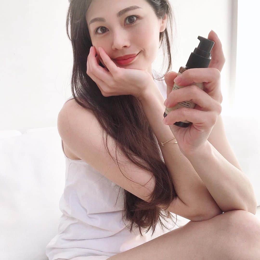 のインスタグラム：「「+Jumoku」﻿ ・﻿ ・﻿ ・﻿ ﻿ ホルモンバランスが乱れて肌の調子が悪い時に﻿ 友達から教えてもらった+Jumoku。﻿ ﻿ 化学物質を一切使用していない天然由来成分で作られた美容液なの。﻿ ﻿ 刺激の少ない成分なので、ダメージを受けて弱ってる肌にもピリついたりしないよ。敏感肌の人にもオススメ‼︎﻿ ﻿ 乾燥やくすみケアにも◎﻿ ﻿ 全身に使えるので、デコルテはもちろん﻿ お尻のザラつきやたまにできる赤いポツポツにも有効的なんだって◎﻿ ﻿ ・﻿ ・﻿ ・﻿ #Jumoku ﻿ #樹木発酵エキス ﻿ #プラスジュモク﻿ #肌育 #美容液﻿ #美容 #肌再生 #朝のルーティン」