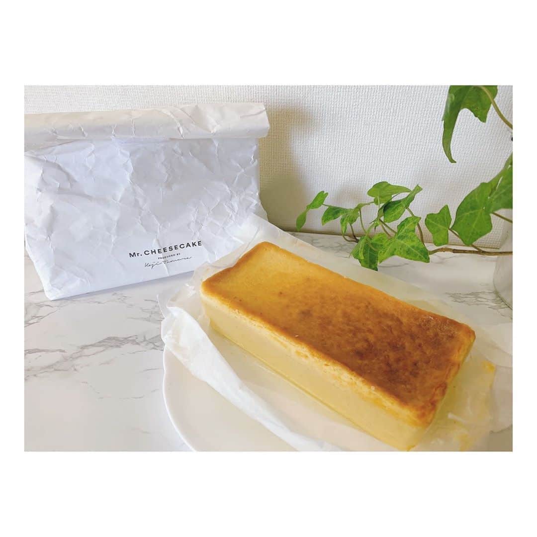 辻野かなみのインスタグラム：「❤︎﻿ ﻿ 大好物のチーズケーキ🎶💓﻿ ﻿ 「Mr. CHEESECAKE」というお店のチーズケーキ✨﻿ 通販でお取り寄せ🥰﻿ ﻿ 何度か予約販売開始すぐに挑戦したんだけど…﻿ 人気すぎてすぐ完売に😭﻿ やっと、注文できたの！感動😇﻿ ﻿ ﻿ 凍らせても、解凍しても美味しくて🎶﻿ すごく濃厚だけど、レモンの風味で爽やかさもあってバニラエッセンスの香りも良くて美味しかった☺️﻿ ﻿ #チーズケーキ #ミスターチーズケーキ﻿ #グルメ #デザート #ケーキ﻿ #instagood #instalike #followme」