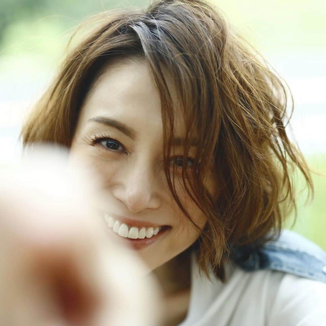米倉涼子のインスタグラム：「今日8/21(金) GINGER 10月号発売です‼️﻿ 自分らしさが出ている写真が撮れてる気がします^ ^﻿ たーくさんのお悩み相談？質問？に答えていますので、ご興味のある方は是非見てくださいっ！と言っても自論ですが😅﻿ 皆さん今日も良い一日を😘❣️﻿ ﻿ ﻿ I’ll be on GINGER vol. October 2020❗️﻿ I’ve answered a lot of question I’ve been getting so if you’re interested🧡﻿ ﻿ Also have a great rest of your day everyone😘!!!!  @ginger_magazine  @fredjewelry  @ysl」
