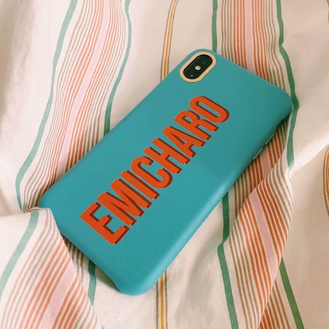 のインスタグラム：「. 今回も　@casetify でiPhoneケースをカスタマイズしました💕💕✨ . 今回はレザータイプのもの🥰 POPな色味が好きなので、派手目なカラーリングにしました😏💜💙💖 . 娘の名前と旦那の名前をミックスさせております🤣🤣 可愛くてお気に入り🤸‍♂️💕💕 . #CASETiFY#iphoneケース#stateyourcase #カスタマイズケース」