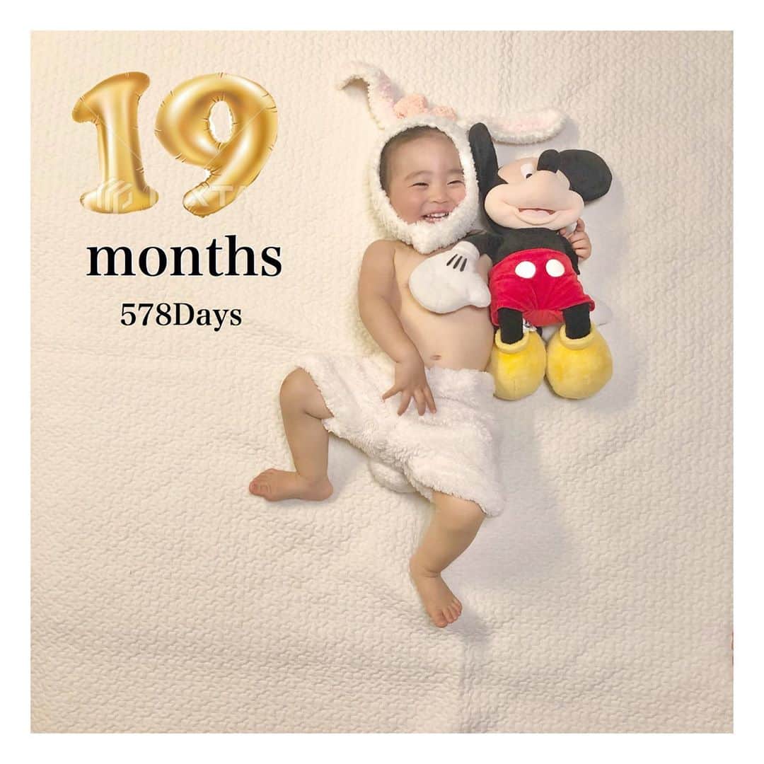 mamamizu.32のインスタグラム：「19回目のうさぎさん﻿ ﻿ ﻿ もう慣れっこなので、うさぎの﻿ コスチューム見せたら、﻿ これ着るんでしょ？ばかりに﻿ コスチュームきてマットにころん𓂃 𓈒𓏸𖤣𖥧𖥣｡﻿ ﻿ ━━━━━━━━━━━━━━━━━━✍🏻️﻿ ﻿ 成長記録☟☟☟☟﻿ ✔身長82cm 体重11㎏ 足13.5cm﻿ ✔お互い何かしてほしいときは、please👐﻿ っていうとしてくれる＆してあげる﻿ ✔異常に逃げ足が早い﻿ ✔母、モンテを勉強しはじめる﻿ ✔泣かせてしまった！！と反省＆心配する﻿ ✔野菜メインの生活にチェンジ﻿ ✔トマトはやはり苦手らしい🍅﻿ ✔歯磨きの仕上げは毎回泣く﻿ ✔しまじろうの英語体験DVDにハマる﻿ ✔色んな人に手を振る👋🏻﻿ ✔ベビーパークに通い始めた！﻿ ✔イクエルも引き続き日本語コースも体験﻿ ✔ごみ捨てやお片付けが前よりできる﻿ ✔生活習慣矯正中まだまだ寝るの遅い﻿ ﻿ ﻿ ﻿ ﻿ こんなところかな？？﻿ ﻿ ﻿ ﻿ やりたい欲求はやらせまくって﻿ 満たしてあげるといいみたいだから﻿ そうやってこの時期乗り越えよう！﻿ ﻿ ﻿ 子供の脳についてゆるーくお勉強﻿ しはじめました！分からないから不安だし﻿ 知識がないから対処できないことって﻿ 多いなぁって思ってて、知は力なり！﻿ 夫が良く言ってますがほんとにそう。﻿ ﻿ お金のことも﻿ 子供のことも﻿ 社会のことも﻿ 経済のことも﻿ ﻿ 知ると知らないじゃ行動が天と地の差﻿ ﻿ ﻿ わたしは天のほうにいきたいので﻿ 選ぶ情報の質に気をつけながら、﻿ 今日もたのしく知をつけます♡﻿ ﻿ ﻿ ﻿ ﻿  #ゆずまるうさぎ #成長記録 #成長はこどもだけじゃない #大人だって成長は必要 #知は力なり #知識は生きる力」
