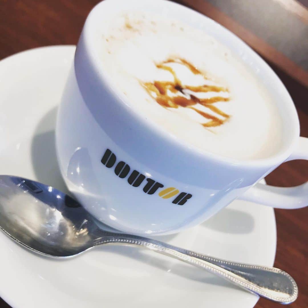 坂口和也のインスタグラム：「くっそ暑いのにホット頼んでしまう☕️ #沖縄 #黒糖 #doutorcoffee #お腹に優しい #はず」