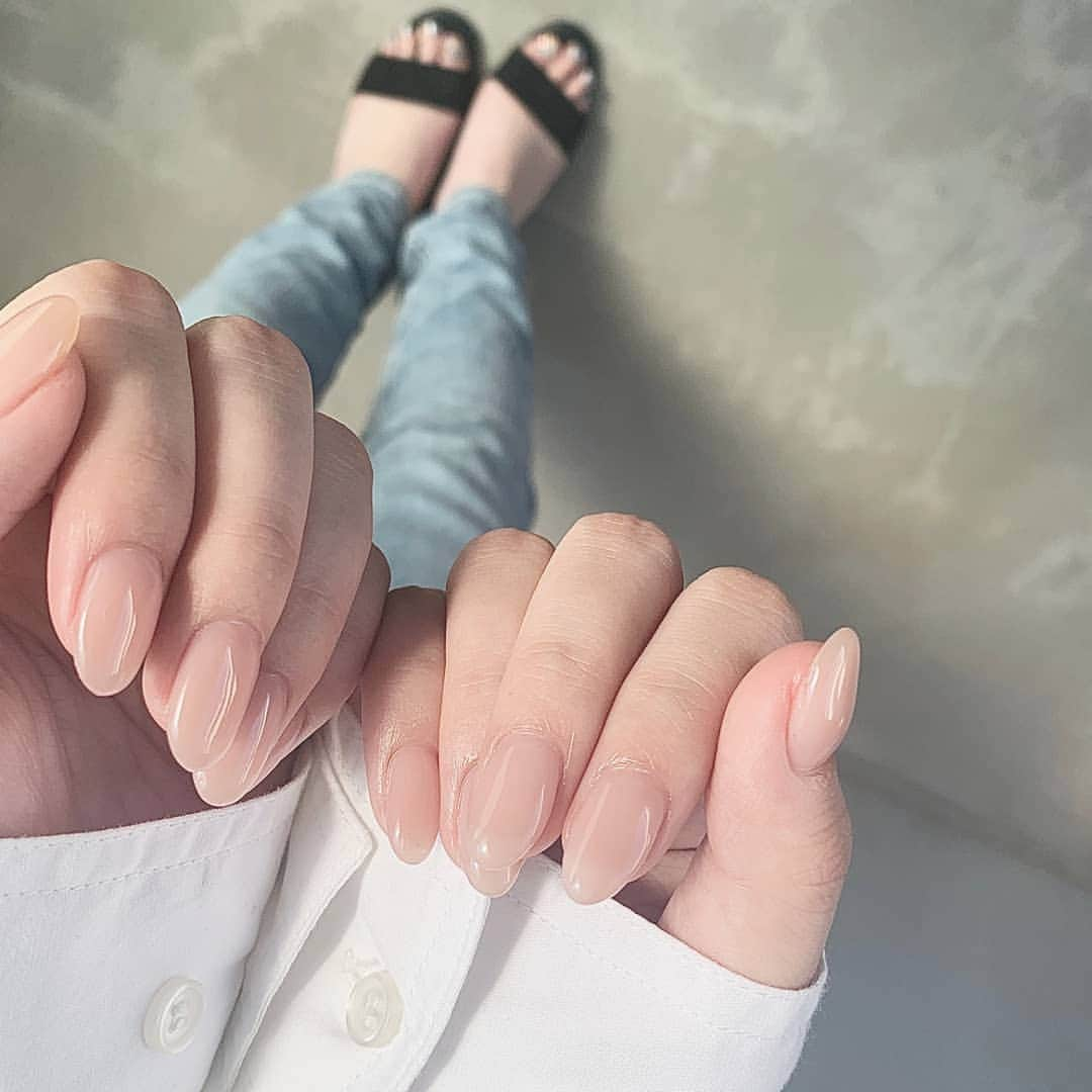 西原愛香のインスタグラム：「𝑛𝑒𝑤 𝑛𝑎𝑖𝑙♡   爪伸びた‪なぁ😏  #nail #nails #シンプルネイル」