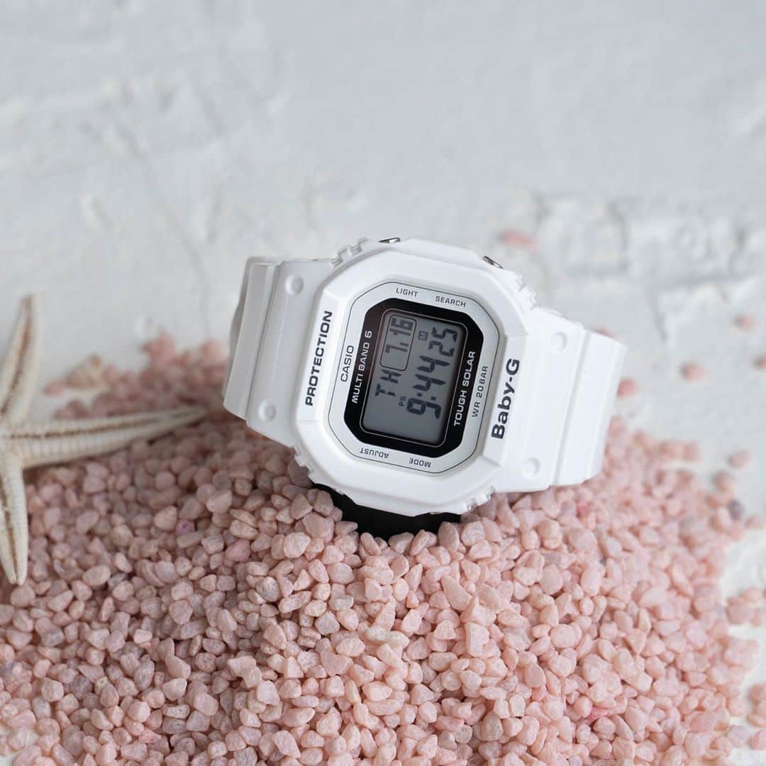 CASIO BABY-G Japan Officialさんのインスタグラム写真 - (CASIO BABY-G Japan OfficialInstagram)「どんなシーンにも合わせやすいベーシックモデルは夏コーデの手元を軽やかに仕上げてくれる✨ . Model: BGD-5000-7JF ¥18,000+tax ※画像をタップすると購入できます。 . #BABY_G #babyg_jp #GSHOCK #G_SHOCK #watch #腕時計 #CASIO #fashionista #instafashionista #fashionwatch #fashionwatches #watchlove #streetstyles #streetfashionstyle #summerstyles #sportsstyle #beachstyle #夏コーデ #夏コーディネート #ホワイト #ホワイトコーデ #星の砂 #BGD #BGD5000」8月21日 16時02分 - babyg_jp