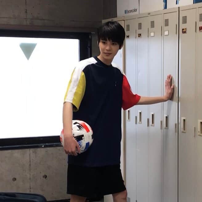 のインスタグラム：「JUNON10月号本日発売です！  サッカー着を来たり、制服も着てます😆 是非チェックしてみてください！  #ボール持ち #ローカールーム #何気に初めて」