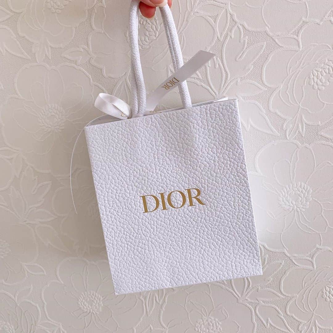 町田亜里香のインスタグラム：「久々にブランド物を… ずっとずっとdiorのピアスが欲しくて バッグ👜買うついでに購入⸜❤︎⸝ . . バッグは来週半ばになるみたい。 このピアスもすぐオンライン在庫が なくなってしまって😱 色々ありましたが無事買えた🥺。 可愛すぎてたまらない。 たまにはいいよね🥺 普段使いもできそうなパール✨ 大振りでかわいいでしょ🥺 シンプルな服がすきだから⸜❤︎⸝ ピアスは大振りにしてみた𖥣𖥣 ⠜ . . #diorピアス #dior #ピアス」