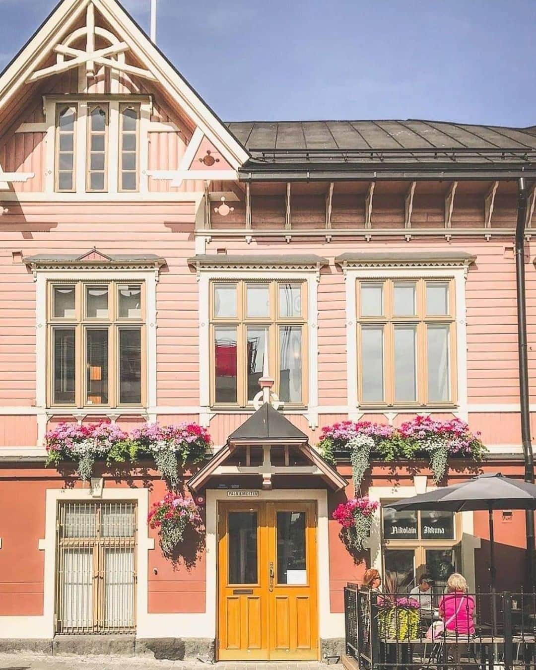 フィンランド政府観光局さんのインスタグラム写真 - (フィンランド政府観光局Instagram)「120年以上の歴史のある建物、Nikolainkulma（ニコラインクルマ）は、ユヴァスキュラに残っている数少ない木造建築の一つです。色使いがとても素敵ですね。 ． 写真提供：Mari Nikonen/ @mariaann__」8月21日 16時16分 - visitfinlandjapan