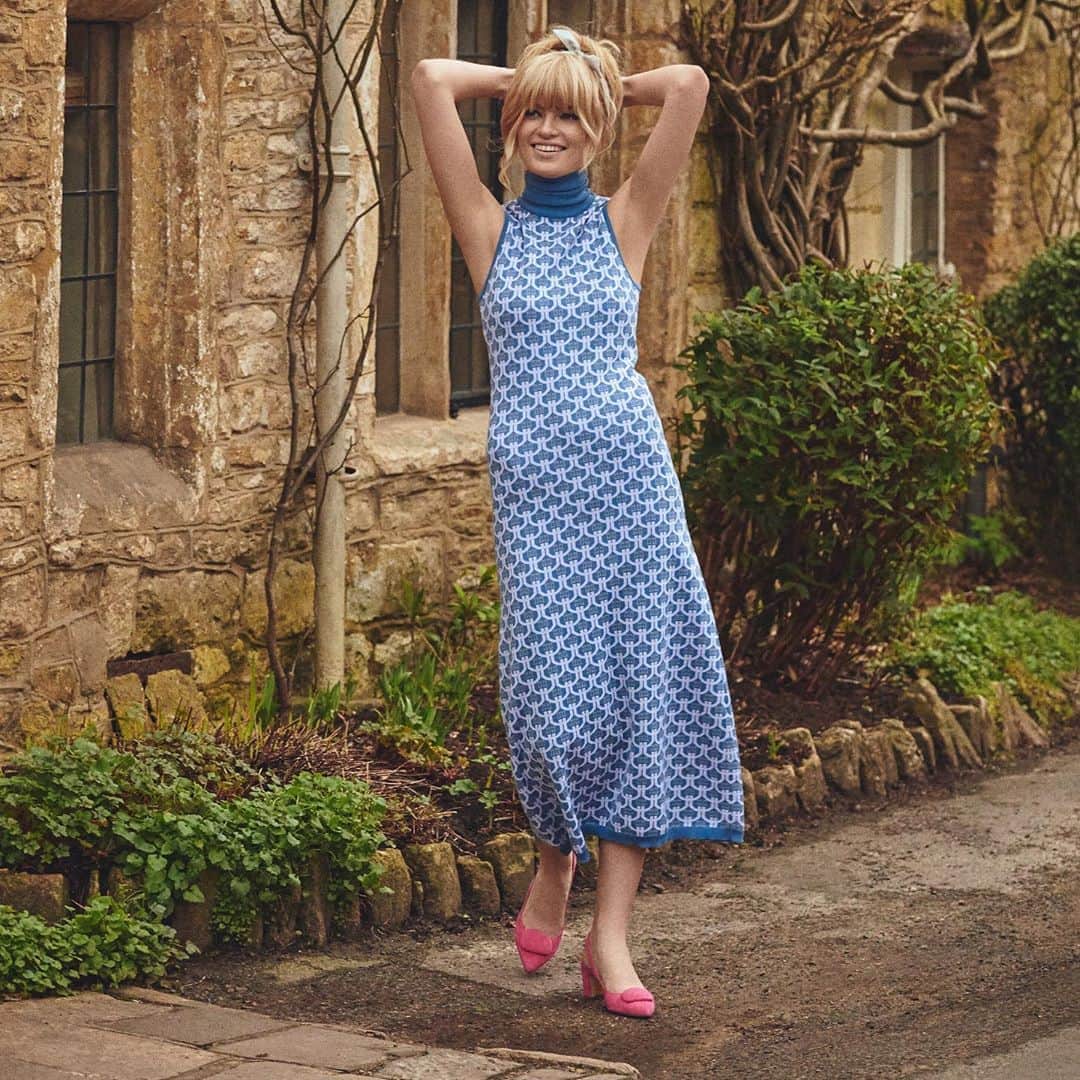 ルパートサンダーソンのインスタグラム：「Nostalgia I Marina in French Rose Suede I Styled by @david.james.c for @overduemagazine I #Editorial #60sstyle #SlingbackS #MidHeels #PinkShoes #RupertSanderson」