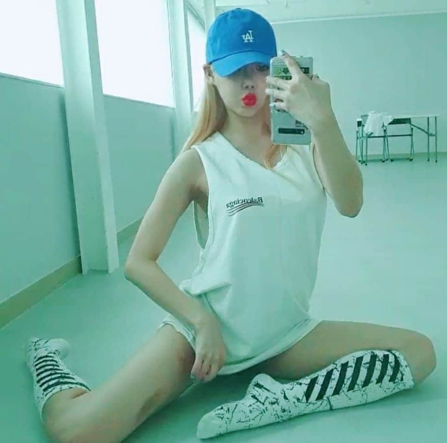 ダヒさんのインスタグラム写真 - (ダヒInstagram)「@richbeige_official  패션 17년차 경력자 운영 스토어🥰  내가 제일 좋아하는 파랑이🧢 특히 흰색T에 같이 코디하면 훨씬 힙하고 이쁘  ⬇️구매링크 http://naver.me/FPatiyhS  #트렌디 #스타일리쉬 #패셔너블 #데일리룩 #30대여자옷 #20대여자옷 #유니크원피스  #ootd #여자옷잘입는법#스토리앤체험단 #스토리앤」8月21日 16時25分 - heeyong0104