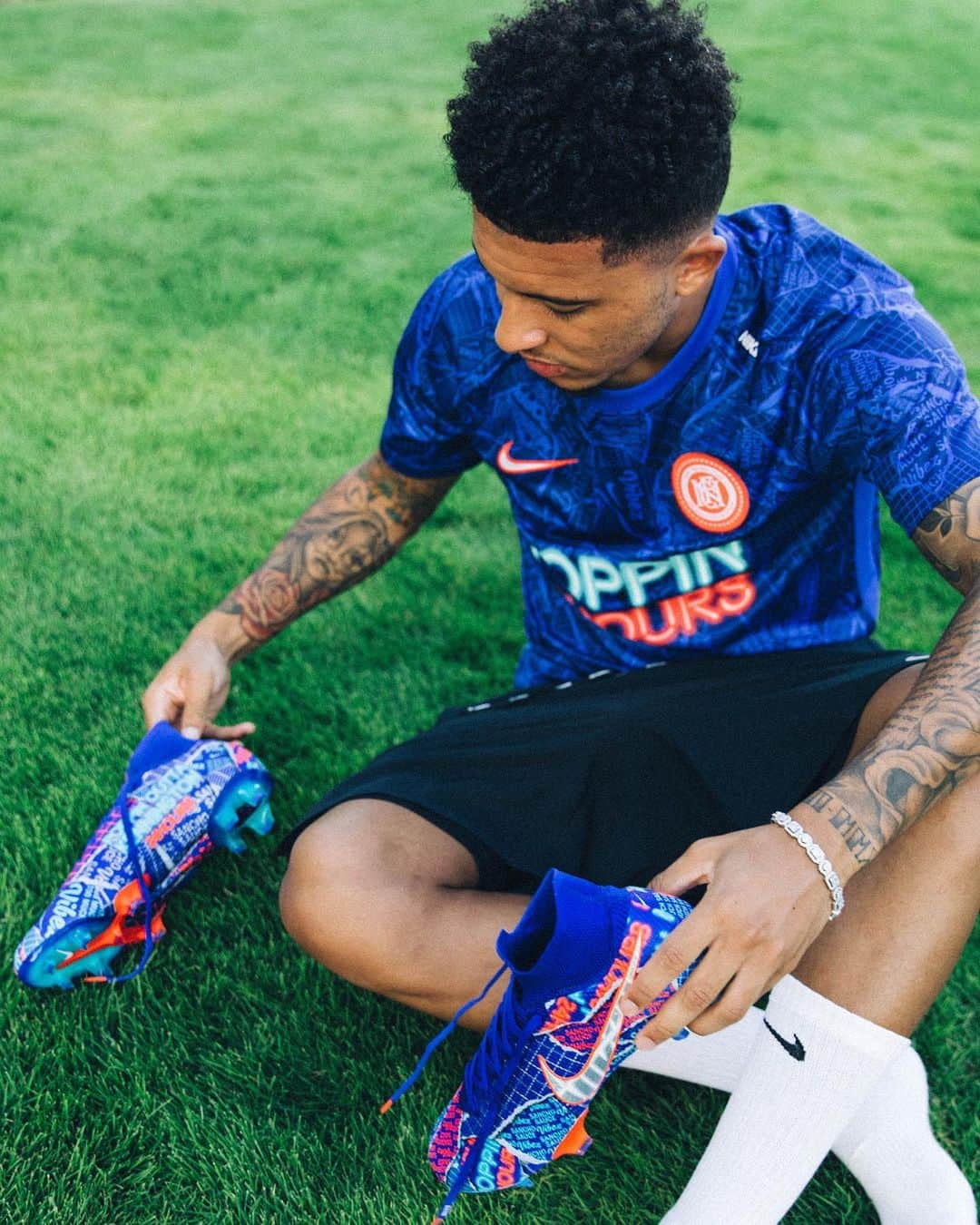 ナイキフットボールさんのインスタグラム写真 - (ナイキフットボールInstagram)「From SE11 to the world. ⠀ @Sanchooo10 unveils his first Nike collection. Inspired by the cages & streets of Kennington which made Jadon the player & person he is today. ⠀ Available in select countries, early access for Nike Members begins today. ⠀ #nikefootball #nikesoccer #nike #football #soccer」8月21日 16時27分 - nikefootball