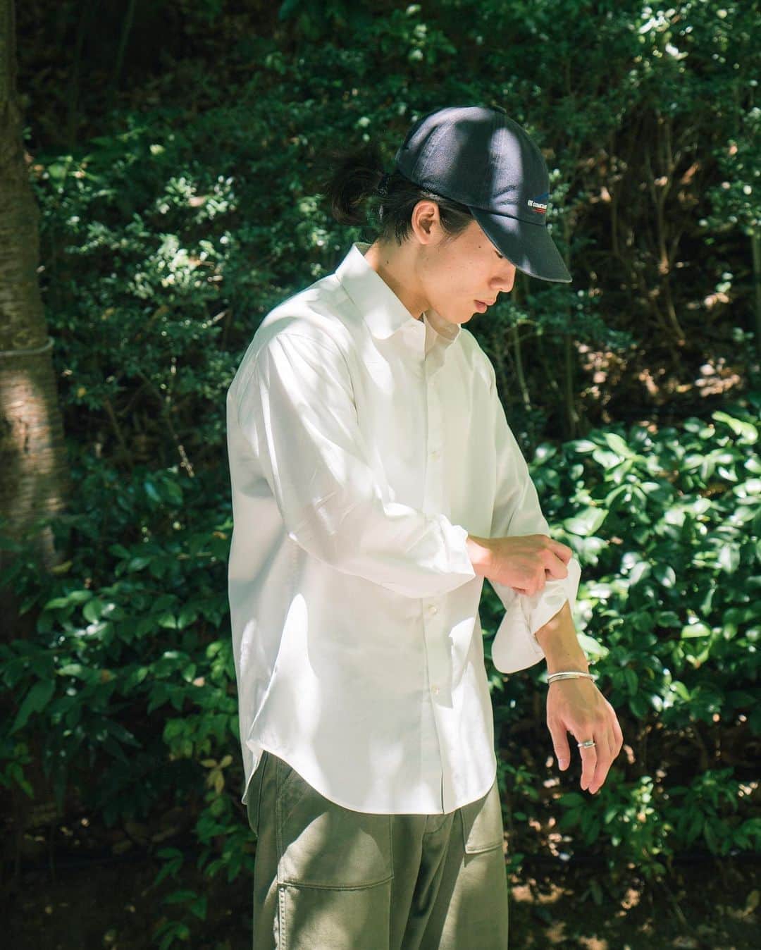 yukiのインスタグラム：「Dress Utility Shirt 袖まくりをしたくなるシャツ。  購入はプロフィールのリンクからお願いします。」