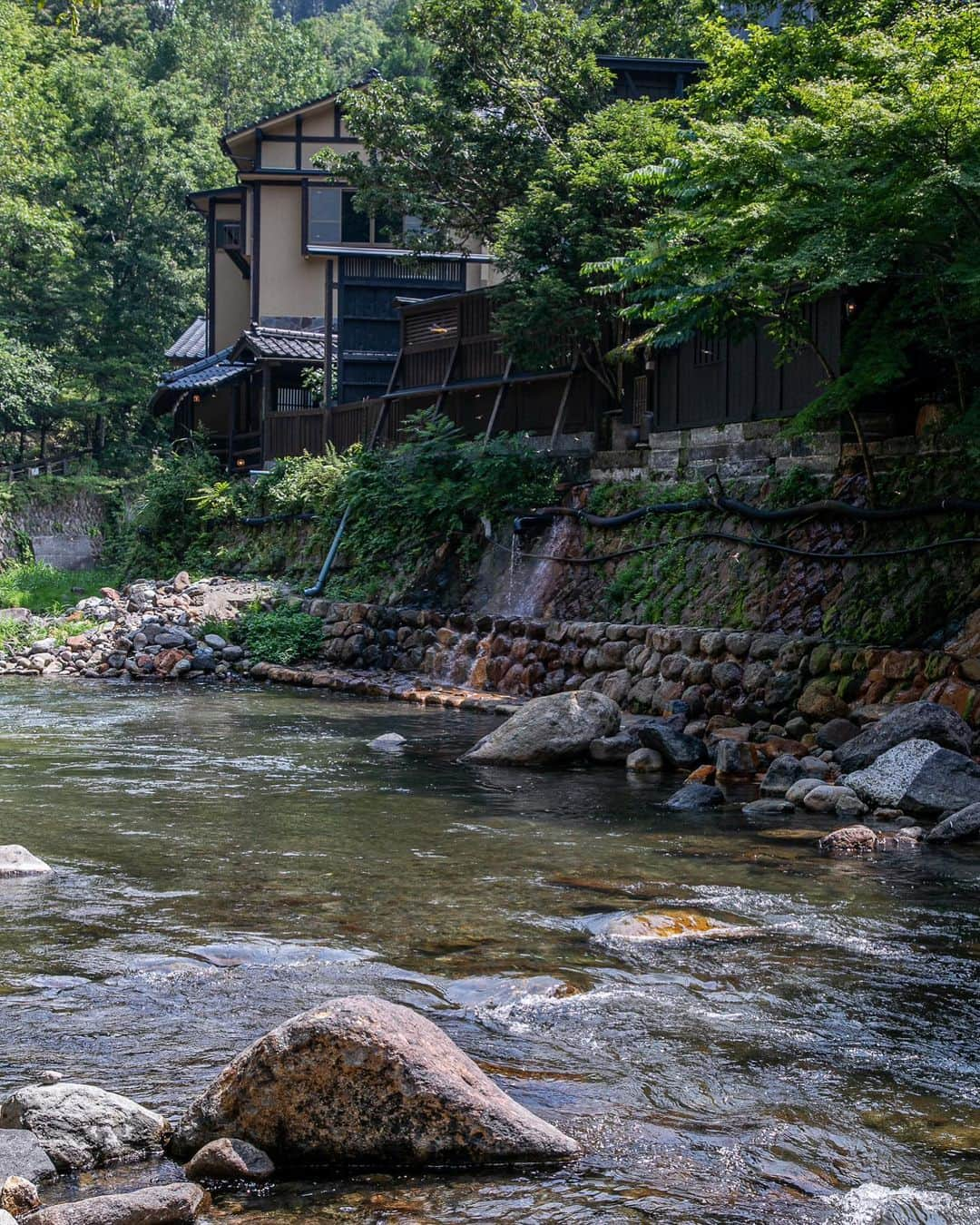 黒川温泉のインスタグラム：「季節はまもなく二十四節気「処暑」を迎えます。暑さの峠を越えるころと言われていますが、黒川温泉街では日中30度を越す暑い日がまだしばらく続きそうです。﻿ ﻿ ふと通り掛かった丸鈴橋で、サラサラとした澄んだ川の音色に涼やかさを感じ、しばらく立ち止まってその流れを見つめていました。﻿ ﻿ #黒川温泉 #南小国 #阿蘇 #露天風呂 #景観 #温泉 #旅館  #湯巡り #温泉旅館  #温泉旅行 #温泉巡り #夏休み旅行 #gototravel #kurokawaonsen #aso #hotsprings #ryokan  #japantrip #bestjapanspics #onsen #Japanesestyleinn #greatview #satoyamalandscape #onsenryokan #traditionaljapanesestyle #onsenislandkyushu #onsenians #ryokanexperience #experienceonsen」