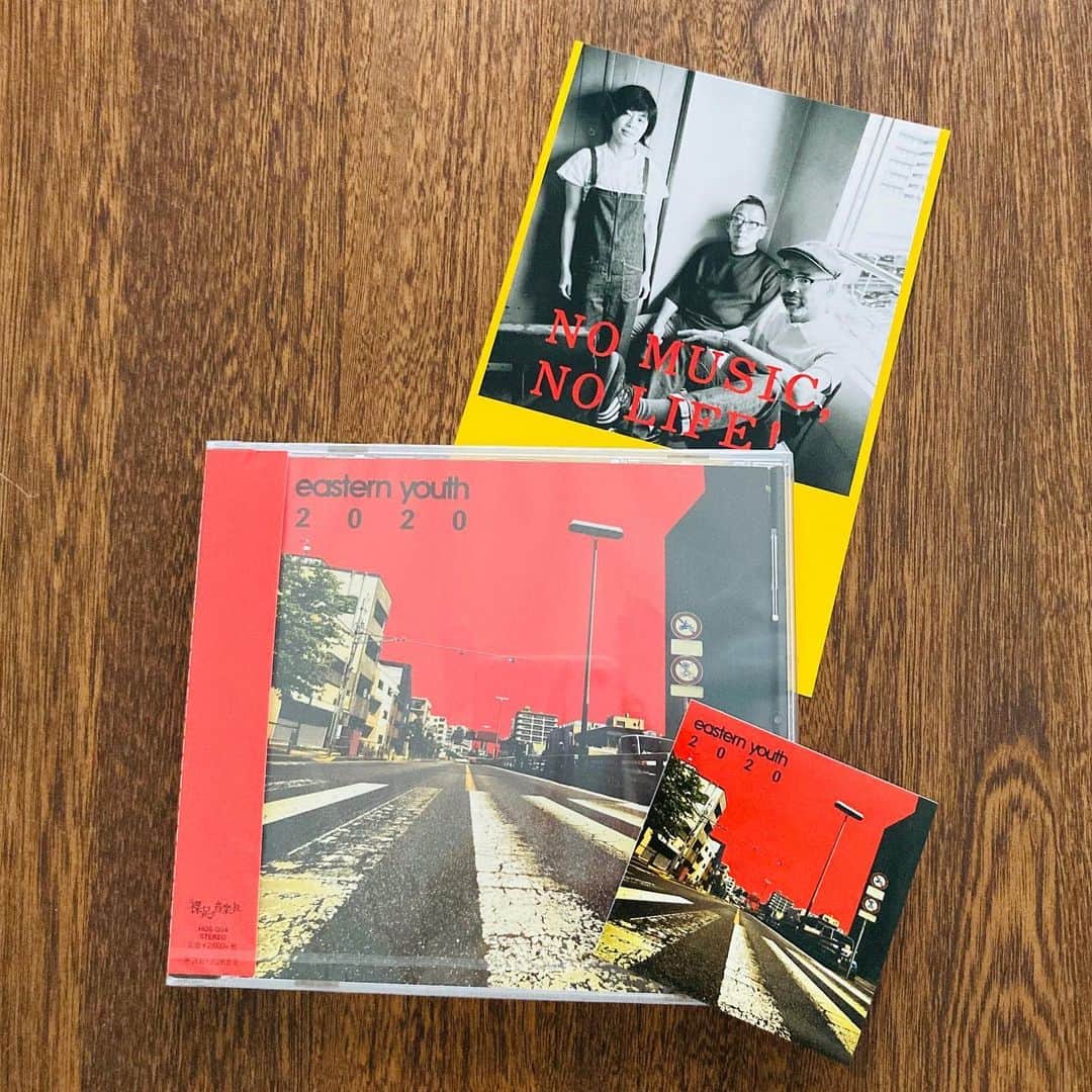 のインスタグラム：「月イチの鍼へ通った帰り、タワレコでイースタンユースの新譜を特典付きでゲット！店頭でCD買うって本当に久しぶりだな。 ずっと近所しか買い物行けてなかったので池袋の本屋にも寄り、能町さんの新刊と一手詰めハンドブックを購入。CD屋さんにはCDが、本屋さんには本がいっぱい売ってあって凄い。」