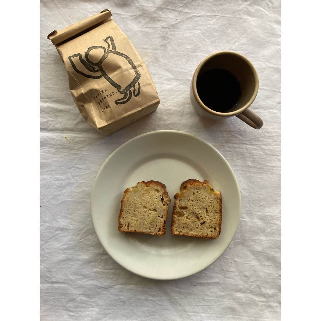 journaleatripのインスタグラム：「chilled cake  宗像さん、 黄色通りこし黒く甘い香りに なるまで待ちました！  バナナケーキは 冷蔵庫で冷たーく湿布のように 冷んやりさせて頂く。 バターいれた通常タイプより グルテンフリーのオイルタイプ の方が冷んやり増しでなおよし。 . 大地くん最後のローストした コーヒーを煎れてそのドラマティック話しを思いだして一休み。  #ブラジル島バナナ」
