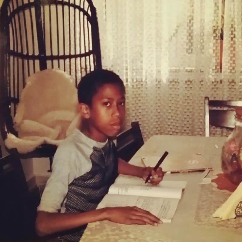 アフィオン・クロケットさんのインスタグラム写真 - (アフィオン・クロケットInstagram)「Pen game been strong. ✍🏽🧑🏾‍🦱 . . #affioncrockett #writer #lefty #rapper #poet #comedian #actor #lover #dancer #laugher #skinnydude」8月21日 16時49分 - affioncrockett