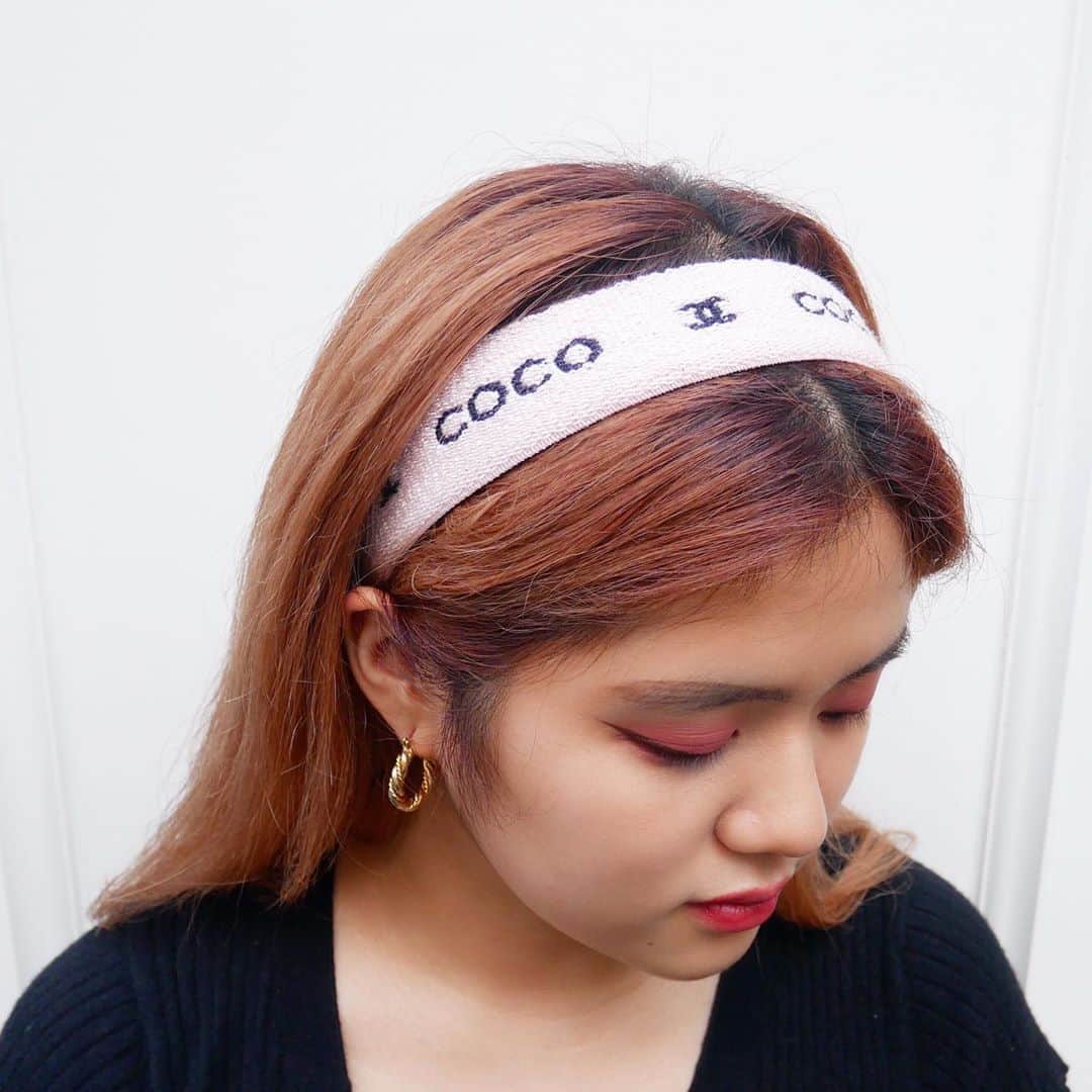 Vintage Brand Boutique AMOREさんのインスタグラム写真 - (Vintage Brand Boutique AMOREInstagram)「Chanel logo headband in pile 🎾  On website search for AO23321 ▶︎Free Shipping Worldwide✈️ ≫≫≫ DM for more information 📩 info@amorevintagetokyo.com #AMOREvintage #AMORETOKYO #tokyo #Omotesando #Aoyama #harajuku #vintage #vintageshop #ヴィンテージ #ヴィンテージショップ #アモーレ #アモーレトーキョー #表参道 #青山 #原宿#東京 #chanel #chanelvintage #vintagechanel #ヴィンテージ #シャネル #ヴィンテージシャネル #シャネルヴィンテージ #amorewardrobe #アモーレワードローブ」8月21日 16時49分 - amore_tokyo