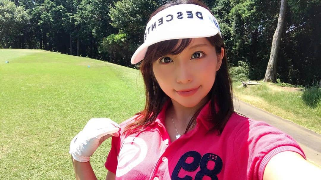 MOMOのインスタグラム：「午後はパーリーゲイツに着替えました⛳️🌸 最近はモノトーンや淡い色にハマっているので久しぶりに派手派手系🏌️‍♂️  ゴルフウェアって可愛いのばっかりで際限がない〜😂 なんでゴルフウェアって高いの？？🥺 といいつつ買っちゃうんだけど😂  #パーリーゲイツ #ゴルフ女子 #ゴルフウェア #ゴルフコーデ #ゴルフ好きな人と繋がりたい #ゴルフ好き #ゴルフ初心者 #サマンサタバサゴルフ #ゴルフ男子と繋がりたい #ゴルフ練習 #ゴルフ場 #golf #golfwear #ラウンド #ゴルフ上手くなりたい #ゴルフコース #ラウンド仲間募集 #スイング動画 #ゴルフ練習 #目黒ゴルフ #ゴルジョ #ゴルジョモ #golfgirl #golfswing #골프 #golfstagram #デサントゴルフ #instagood #みんなのゴルフ女子 #골프여자 #20代ゴルファー」