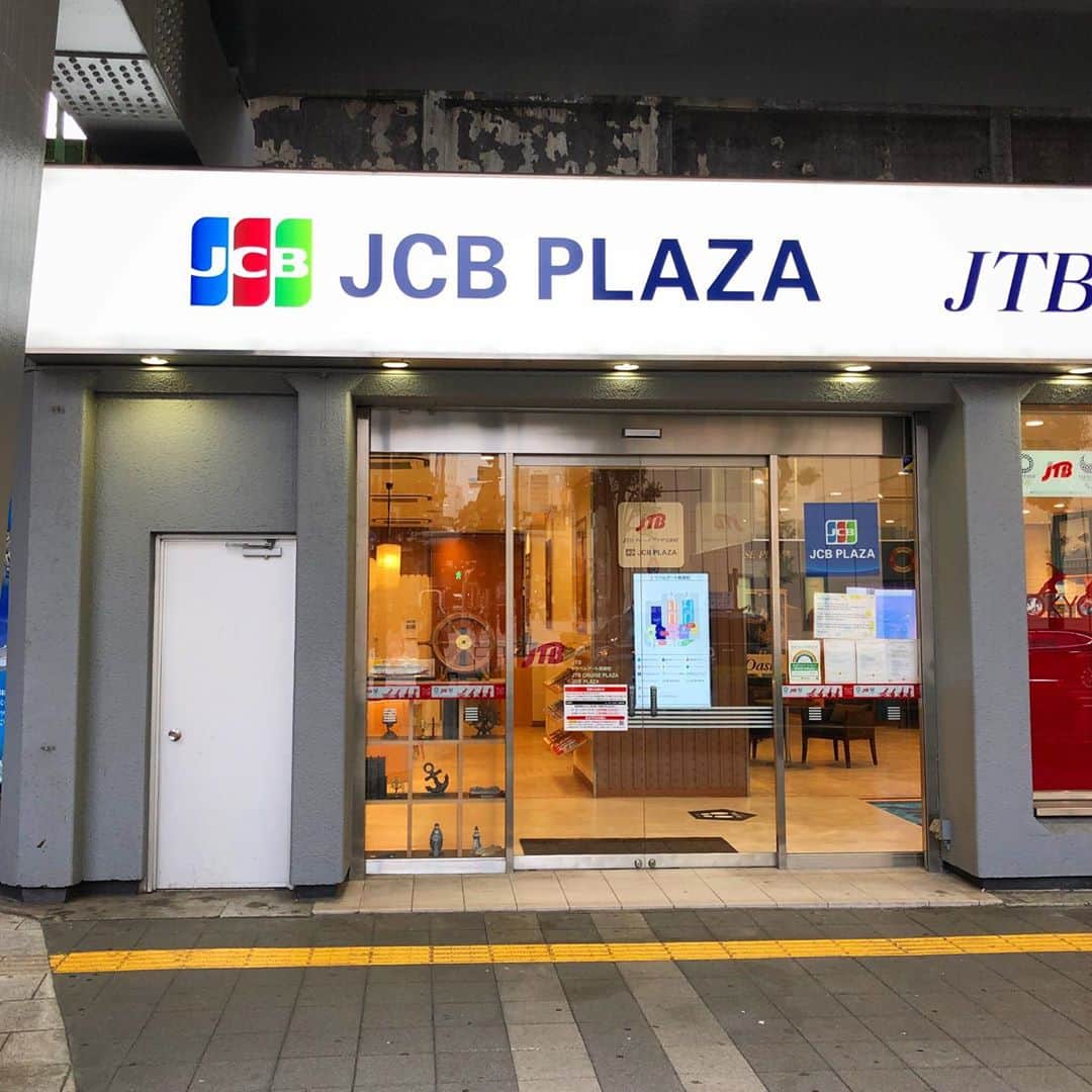 Шамов Дмитрийさんのインスタグラム写真 - (Шамов ДмитрийInstagram)「Друзья, хочу рассказать вам об интересной возможности, если будете в Японии.  Есть очень хорошая японская платежная система JCB. Если вы уже держатель этой карты или хотите им стать, то эта информация для вас!   В центре Токио, недалеко от Императорского Дворца, находится JCB PLAZA, сервисный зал для держателей карт JCB, сотрудники которой с радостью предоставят информацию по достопримечательностям столицы и помогут при бронировании отелей и ресторанов.   Владельцы карт JCB также смогут бесплатно воспользоваться компьютером, wi-fi и зарядкой для мобильного телефона. В JCB PLAZA можно поучаствовать и в розыгрыше JCB Lucky Draw: если держатель потратил больше 20 000 иен в Японии по своей карте JCB, то он получит шанс выиграть призы, в том числе и подарочные карты номиналом 20 000 иен.   JCB PLAZA TOKYO как раз находится на той улочке Юракучо из моего недавнего видео.   Подробнее: @jcbcards_russia   Есть ли у вас карта с японской платежной системой JCB?  #japan #tokyo #jcb #japanese #travel #traveling #trip #япония #токио #путешествие #шамовдмитрий #jcbrussia #日本　#東京　#旅行　#ロシア人　#外国人　#外人」8月21日 16時54分 - shamovdmitry