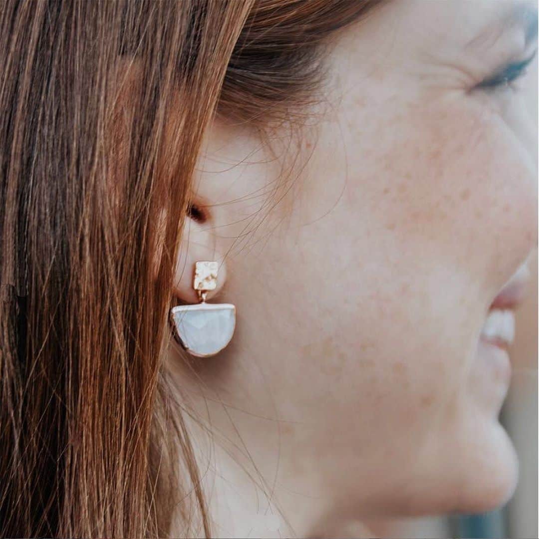 アズニさんのインスタグラム写真 - (アズニInstagram)「We love to see how you wear yours 😊🙌🏻#azunitribe  @ellemulenos wearing our half moon earrings - now reduced in our End is Season sale!  Get an extra 10% discount today and tomorrow with your exclusive Instagram code: INSTAEXTRA10   Simply add at the checkout where prompted. *On orders of £75 or more.  *FREE U.K & INTERNATIONAL SHIPPING  (orders over £50).」8月21日 16時54分 - azunilondon