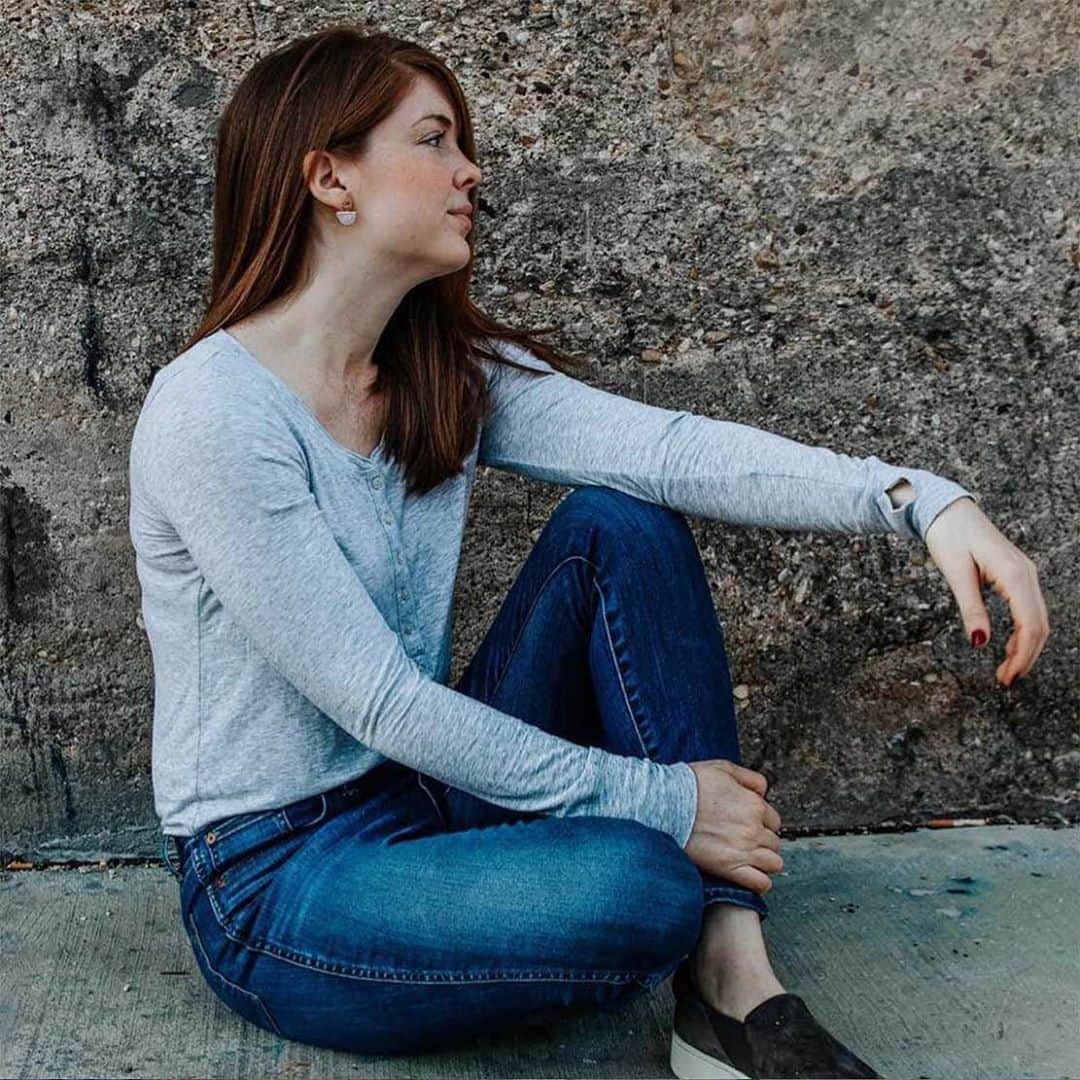 のインスタグラム：「We love to see how you wear yours 😊🙌🏻#azunitribe  @ellemulenos wearing our half moon earrings - now reduced in our End is Season sale!  Get an extra 10% discount today and tomorrow with your exclusive Instagram code: INSTAEXTRA10   Simply add at the checkout where prompted. *On orders of £75 or more.  *FREE U.K & INTERNATIONAL SHIPPING  (orders over £50).」