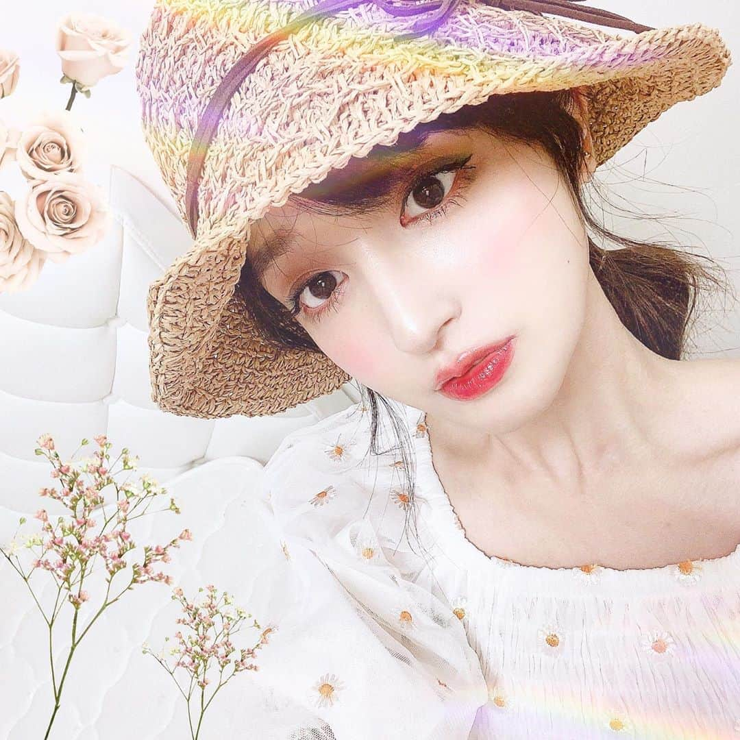 新希咲乃さんのインスタグラム写真 - (新希咲乃Instagram)「ナチュラルで暖かい感じの夏服に魅力を感じてます🌾 . 夏の可愛いコーディネートとおすすめプチプラ通販サイトをYouTubeで紹介しました♡ . 麦わら帽子って可愛いよね〜👒 汗かくし暑いから、跡つくから結構勇気いるけど、、、（笑） . ぜひYouTubeみてってね♡ . #プチプラコーデ #夏服 #YouTube #コーディネート動画 #コーディネート  #夏服コーデ #麦わら帽子 #ラフィア #デイジー #花柄 #新希咲乃 #さきの私服 #フランコ #frunco @frunco.official」8月21日 17時05分 - niki_sakino