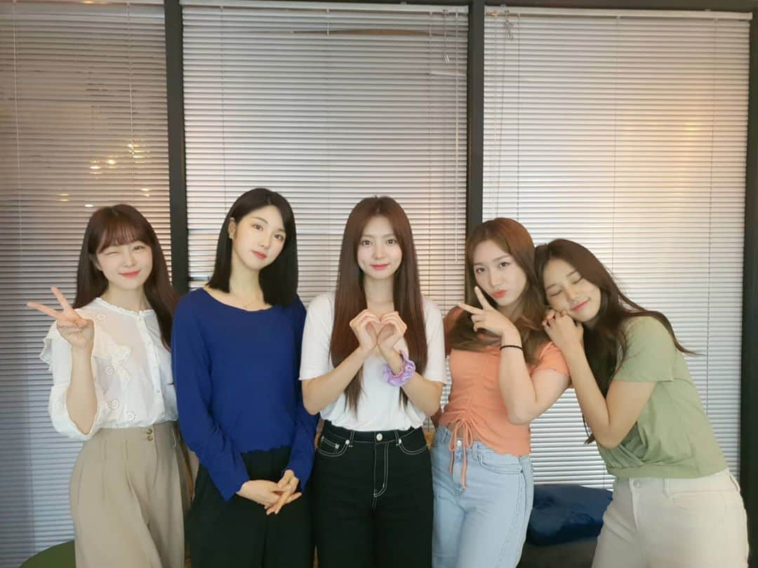 LABOUMさんのインスタグラム写真 - (LABOUMInstagram)「[#라붐] 라떼들💜 오랜만에 너무 즐거웠어요🙋‍♀️🙋‍♀️🙋‍♀️🙋‍♀️🙋‍♀️💕  #LABOUM #YUJEONG  #SOYEON #ZN #HAEIN #SOLBIN #유정 #지엔 #소연 #해인 #솔빈」8月21日 17時05分 - officiallaboum