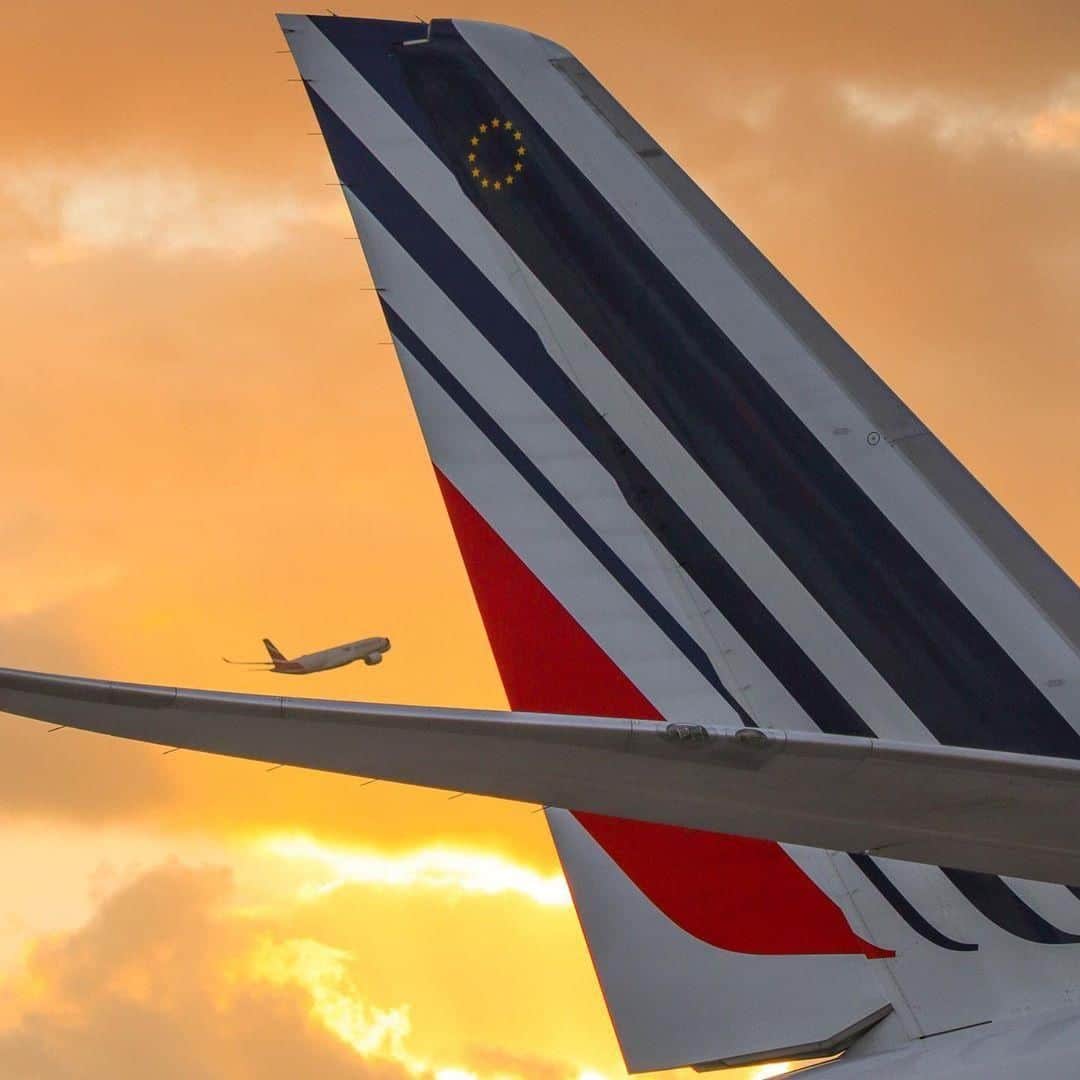 エールフランスのインスタグラム：「Instant capturé : un parfait tracé géométrique ✈️ A perfect geometric line.   📸 by : @cdgtower  #AirFrance #EnvieDailleurs #wanderlust #travel #views #plane #traveling #avgeek #flying」