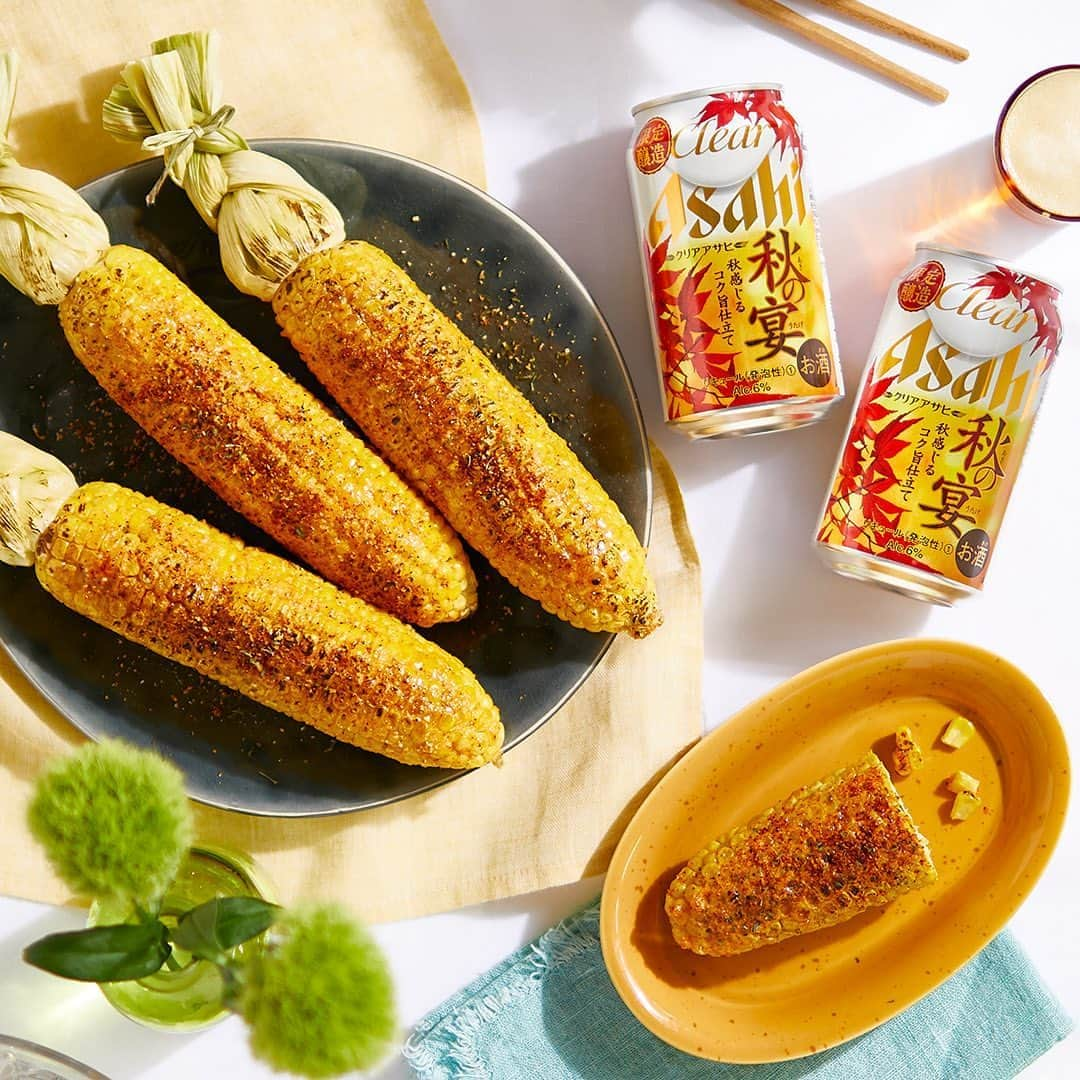 アサヒビールさんのインスタグラム写真 - (アサヒビールInstagram)「【香ばしいとうもろこしをスパイシーに🌽みつあみメキシカンとうもろこし🌽】﻿ ﻿ 皮の部分をみつあみにした、見た目もキュートなとうもろこしアレンジ✨﻿ 作ってみたい！と思ったら、シェアしてね😊﻿ ﻿ コリアンダーとチリパウダーは、とうもろこしと相性ばっちり✨﻿ 8月18日に発売した、泡までおいしい「クリアアサヒ 秋の宴」と合わせて楽しむのがおすすめです🍺﻿ ﻿ 作ってみたら #アサヒで乾杯 をつけて投稿してね🍻﻿ ﻿ ■■■───────﻿ ﻿ ◆材料（3本分）🍽﻿ ・とうもろこし：3本﻿ ・★粉チーズ：大さじ3﻿ ・★マヨネーズ：大さじ2﻿ ・★レモン汁： 大さじ1﻿ ・●チリパウダー：小さじ1﻿ ・●コリアンダー：適量﻿ ・●ブラックペッパー：適量﻿ ﻿ ◆作り方🍽﻿ ＜みつあみの作り方＞﻿ ①とうもろこしを皮ごとラップで包み、1本ずつ600Wの電子レンジで3分ほど加熱する﻿ ﻿ ②とうもろこしの皮を裏返し、3等分に分ける。バランスをみて一番外側の皮は取り除き、最後に結ぶ用にとっておく﻿ ﻿ ③3等分に分けた皮でみつあみを作り、残しておいた皮で蝶々結びをして固定する﻿ ﻿ ＜メキシカンとうもろこし＞﻿ ①蒸かしたとうもろこしを、フライパンで焼き目が付くまで中火にかける﻿ ﻿ ②★を混ぜ合わせてソースを作り、“①”に塗っていく﻿ ﻿ ③火を止め、蓋をして5分ほど蒸らし、皿に取り出す﻿ ﻿ ④お好みで●を振りかける﻿ ﻿ ───────■■■﻿ ﻿ #アサヒビール #アサヒ #asahibeer #asahi #クリアアサヒ #clearasahi #秋の宴 #泡までおいしい #新ジャンル #ビール 類 #beer 類 #クリアとつまみメシ #メキシカンとうもろこし #とうもろこし #とうもろこしレシピ #コリアンダー #簡単レシピ #おうちご飯 #おつまみ #夕食 #晩ごはん #食卓 #夏野菜 #旬野菜 #メキシカン #みつあみとうもろこし #夏レシピ #乾杯 #🍻」8月21日 17時00分 - asahibeer_jp