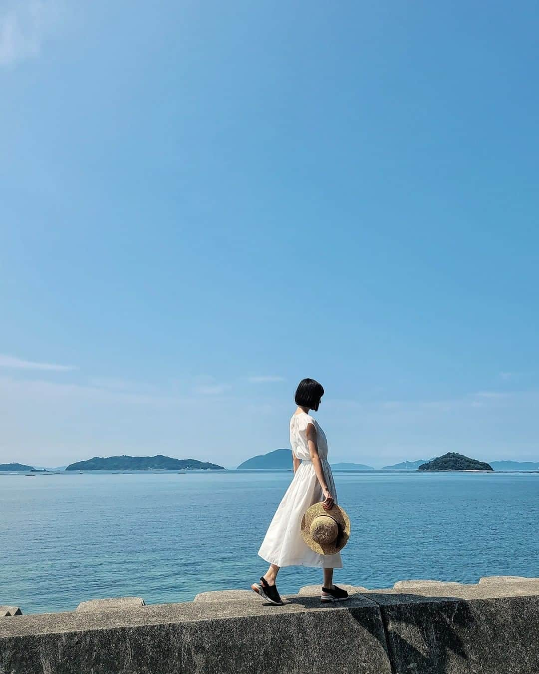 Galaxy Mobile Japanさんのインスタグラム写真 - (Galaxy Mobile JapanInstagram)「暑い日が続き、夏本番🏝ということで、今日から「海」をテーマに Galaxy アンバサダーのフォトグラファーが撮影した写真を、撮影ポイントと一緒に3日連続でお届けします📸 初日は、その場の雰囲気が写真から香り立つような、どこか懐かしさや儚さを感じさせるエモーショナルな写真を得意とする @iwakurashiori さん！撮影のポイントはこちら↓ 「とても天気がよかったので、穏やかな瀬戸内海を歩くところが撮りたくて撮影しました。構図は瀬戸内海の特徴である島が写るように撮影しています。」 皆さんも「こんな写真が撮りたい！」と感じたシーンがあったら、ぜひ Galaxy で撮影＆ #Galaxyカメラ部 をつけて投稿してくださいね♪ 📸#GalaxyS20 5G #withGalaxy Photo by @iwakurashiori  ・ ・ ・ #Galaxy5G #ギャラクシーS20 #ギャラクシー #香川県 #香川 #ポートレート #ポートレート撮影 #ポートレート写真 #夏が好き #夏の思い出 #夏の風景 #海 #海辺 #誰かに見せたい風景 #青春 #青春の1ページ #青春フォトグラフ #儚さ #懐かしい #エモい #スマホカメラ #スマホ写真 #スマホ撮影 #スマホ撮り #スマホ越しの私の世界 #kagawa #Galaxyカメラ部」8月21日 17時00分 - samsungjpn