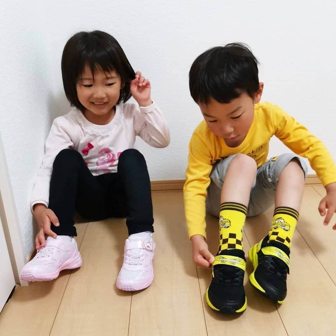 瞬足（公式）のインスタグラム：「.⠀ 新しい靴、早く履きたいよね✨⠀ 嬉しそうな様子で試し履きしてくれました👟⠀ @sayu_kanzaki さんのお写真より📷⠀ ⠀ お子さんが自分で見て選んでくれたそうなんですが、⠀ それぞれが「コレにする！」と決め手になったポイントに、なるほどなぁ～、と興味津々でした😄⠀ ⠀ 新しい靴で練習も好きになってね😉⠀ ----------------------⠀ 待っていた新しいスニーカーとサンダルが届きました😍⠀ 練習嫌いな長男の希望は「走るのが速く見えるかっこいい」靴、男の子になりたいと常々言っている男勝りな長女の希望は「キラキラでプリンセスみたいなピンク」の靴とのことでそれぞれ自分で画像を見てチョイス👟二人とも自分の足りない部分をモノで補おうとするのやめよ🤣🤣娘のは実物はもうちょっと濃いピンク❤️⠀ どうしても早く履きたいと言うので雨上がりだったけどさっそく出陣💨⠀ ----------------------⠀ #瞬足 #syunsoku #シュンソク #運動靴 #子供靴 #slbysyunsoku #スニーカー #キッズシューズ #ジャパスニ #kicks #スニーカー倶楽部 #子ども靴 #かぞくのきろく #かぞくのじかん #子供との時間 #子育て記録 #双子ママ #男の子ママ #女の子ママ #成長記録 #かけっこ #おニュー #お買い物 #靴好きな人と繋がりたい #子どものいる暮らし #子供の成長 #兄弟 #インスタキッズ」