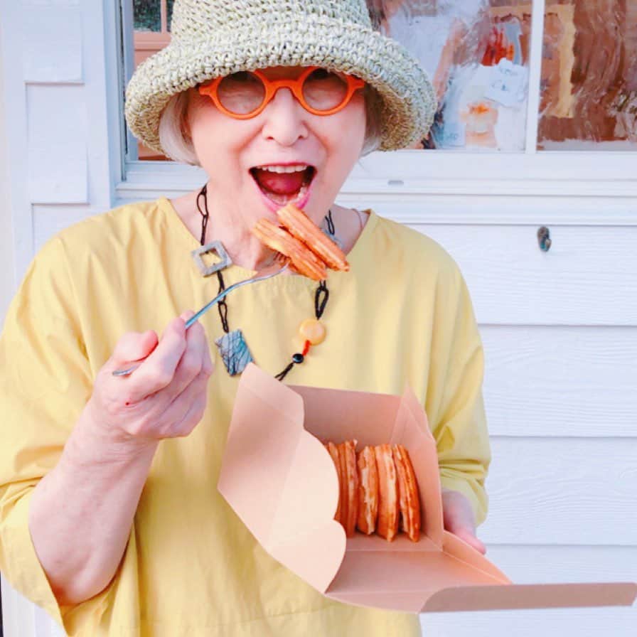 のインスタグラム：「散歩の途中で立ち寄るお気に入りの場所。 美味しいワッフルと可愛い店主。 おしゃべりがあるところ。 ピーチクパーチク、 むしゃむしゃ。 ピーチクパーチク、 ごっくん！ 楽しいひと時。 そして、またね！って手を振り合うの。 . This is my favorite café that I stop by during my walk. Delicious waffles and cute shop owner.  Nice chatting place. Chatter, twitter, and munch, chatter, twitter, and yum-yum! Such a good time we had. And then, we wave our hand each other, saying “see you!” . #魔女の宅急便 #児童文学作家 #鎌倉 #鎌倉散歩 #鎌倉カフェ #リミニ #kikisdeliveryservice #kiki #jiji #eikokadono #kamakura #kamakurajapan #kamakuracafe #over80style #teatime #fasion」