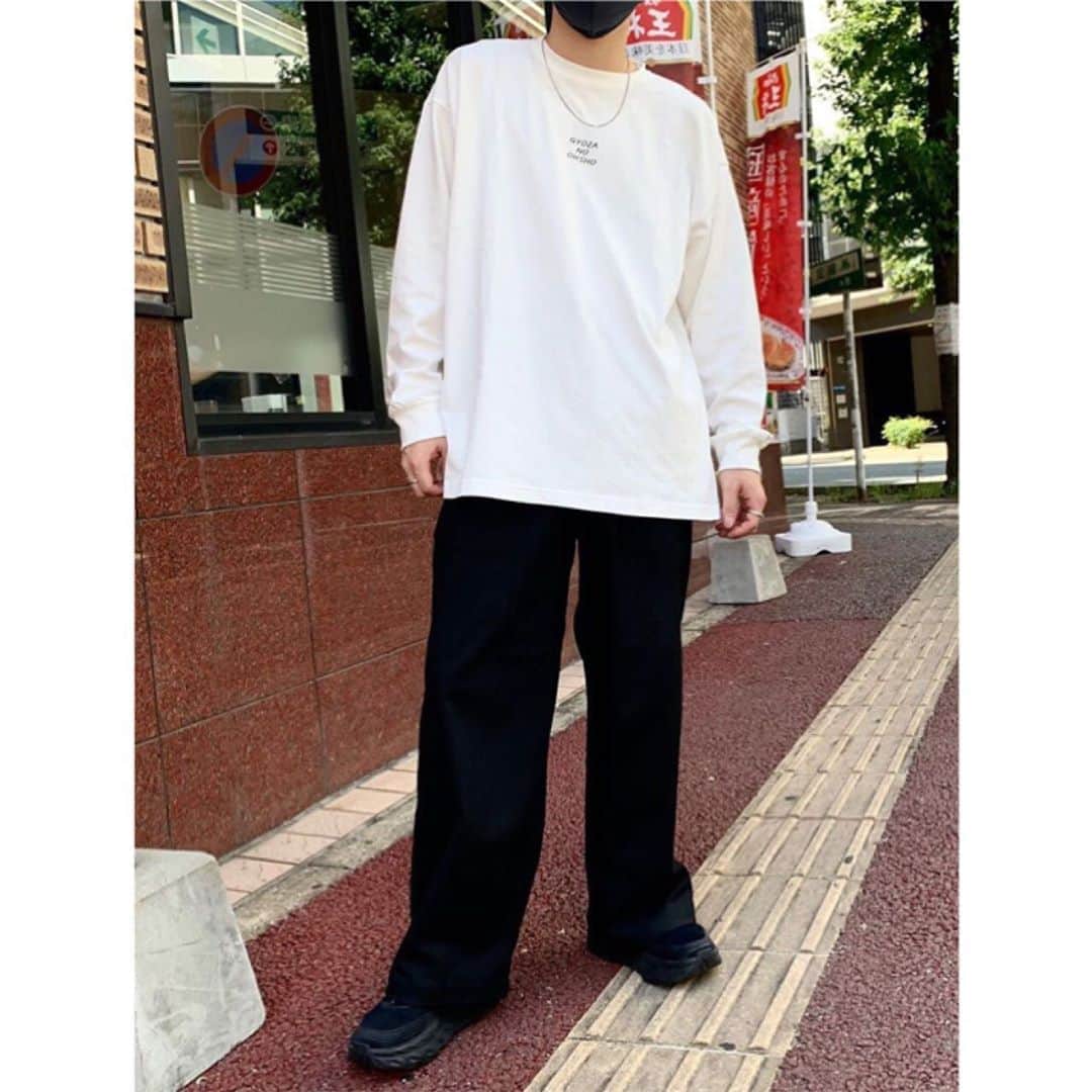 キャナルシティ博多のインスタグラム：「HOT STYLING from 🥟RAGEBLUE🥟/ノースビル2F  キャナルで働く @churin_fsn さんが着こなす 今真似したいスタイルを３週にわたりご紹介。 第２回は驚きいっぱいの特別企画商品です。  →→#ぼくらと餃子の王将 シンプルなロンTに見せかけて、実はこちら『餃子の王将』とRAGEBLUEがコラボしたスペシャルなアイテム。フォトグラファー、イラストレーター、グラフィックデザイナーの３人があれこれしながら制作した絶品です。タグも餃子の王将ロゴが完璧に再現されています(画像7枚目)🥟シンプルパンツとアクセサリーを合わせ、ロンTをしっかり目立たせて。 この他にもバリエーションがあるのでショップへぜひ見に来てくださいね。  @churin_fsn /RAGEBLUEスタッフ シンプルだけどどこかおしゃれに見えるスタイルが得意。RAGEBLUE公認SHOP PRESSとしても活躍中。SHOP PRESSアカウント(@rb_churin)もチェックして。  次回のHOT STYLINGは8月28日配信予定！ お楽しみに！  #canalcity #キャナルシティ #キャナルシティ博多 #fukuoka #福岡 #RAGEBLUE #レイジブルー #マイモチベ #メンズファッション #Tシャツ #Tシャツコーデ #ロンT #シンプルコーデ #オーバーサイズ #ビックシルエット #餃子の王将 #王将コラボ #コラボT #コラボアイテム #hotstyling_canalcity @rageblue_official  @tokyojorkphotogram @chottokakuhito @mienoryu」